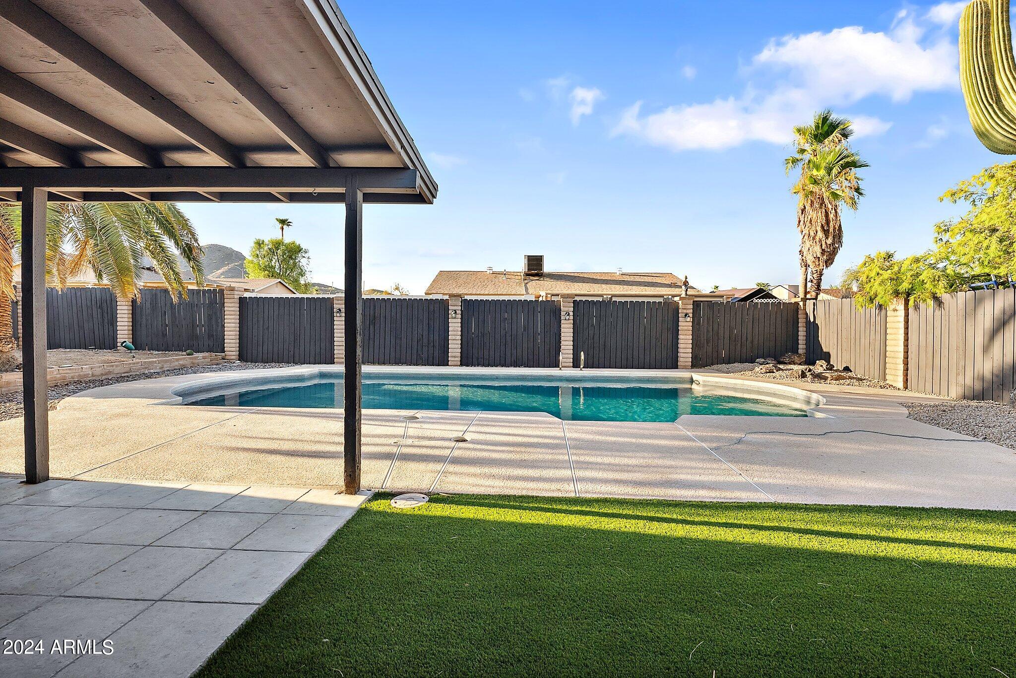 2828 E SURREY Avenue