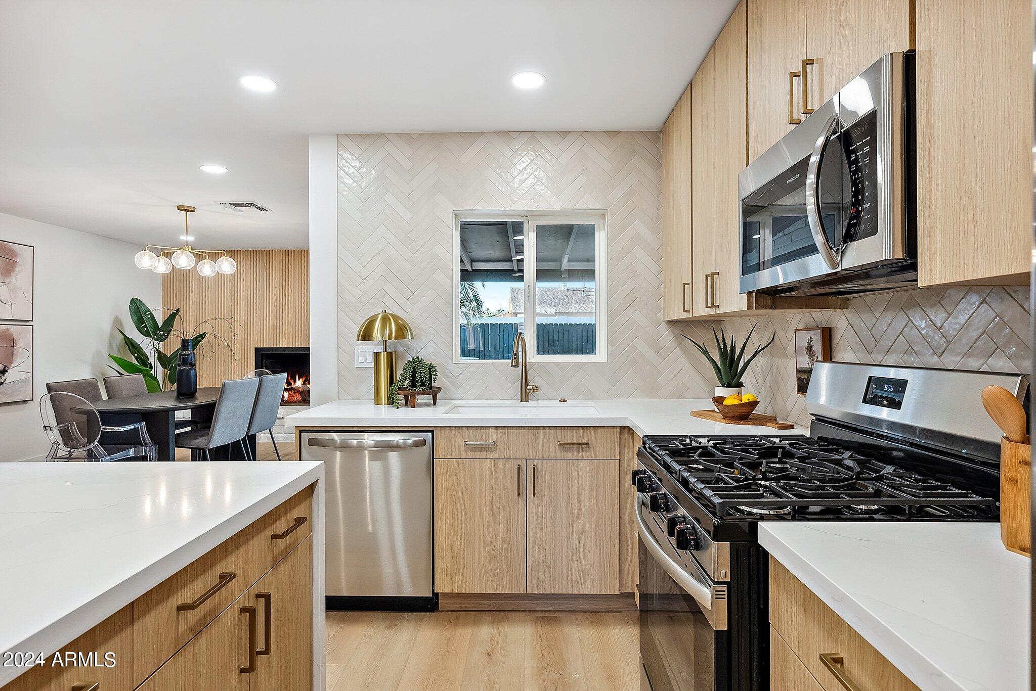 2828 E SURREY Avenue