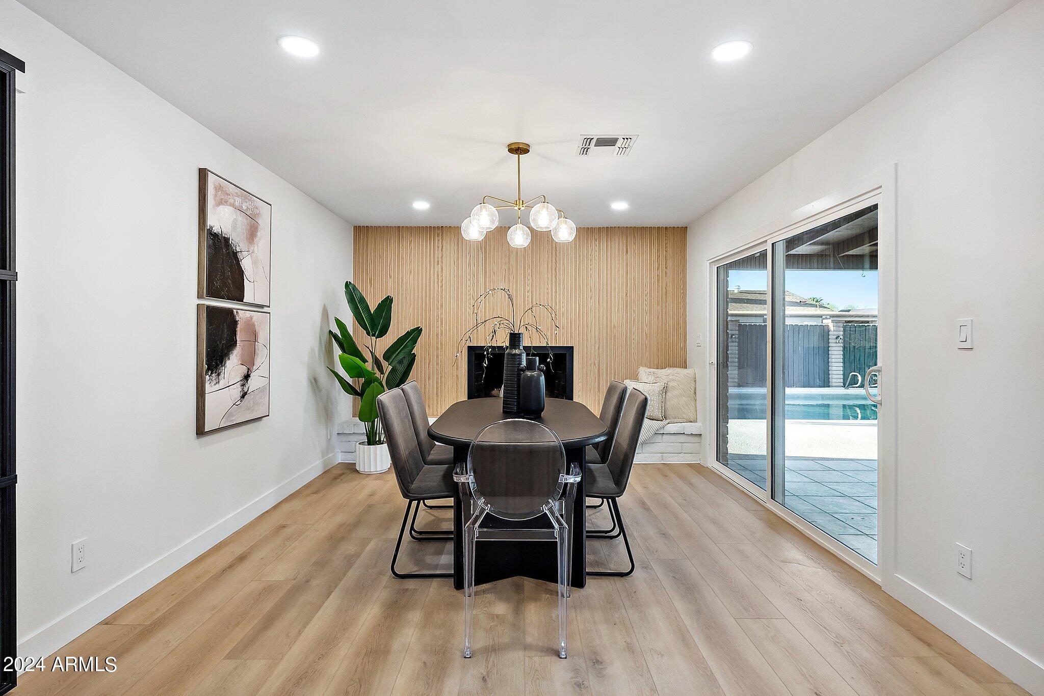 2828 E SURREY Avenue