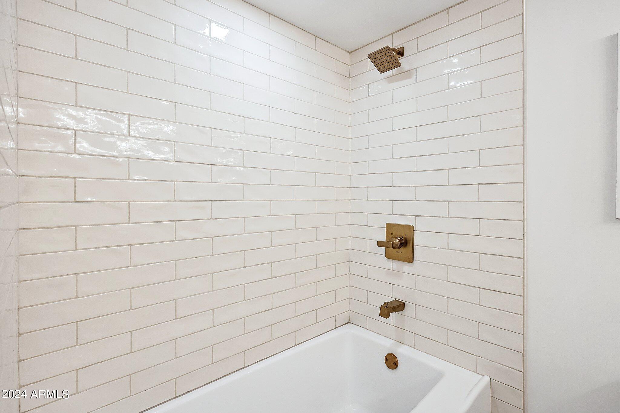 2828 E SURREY Avenue