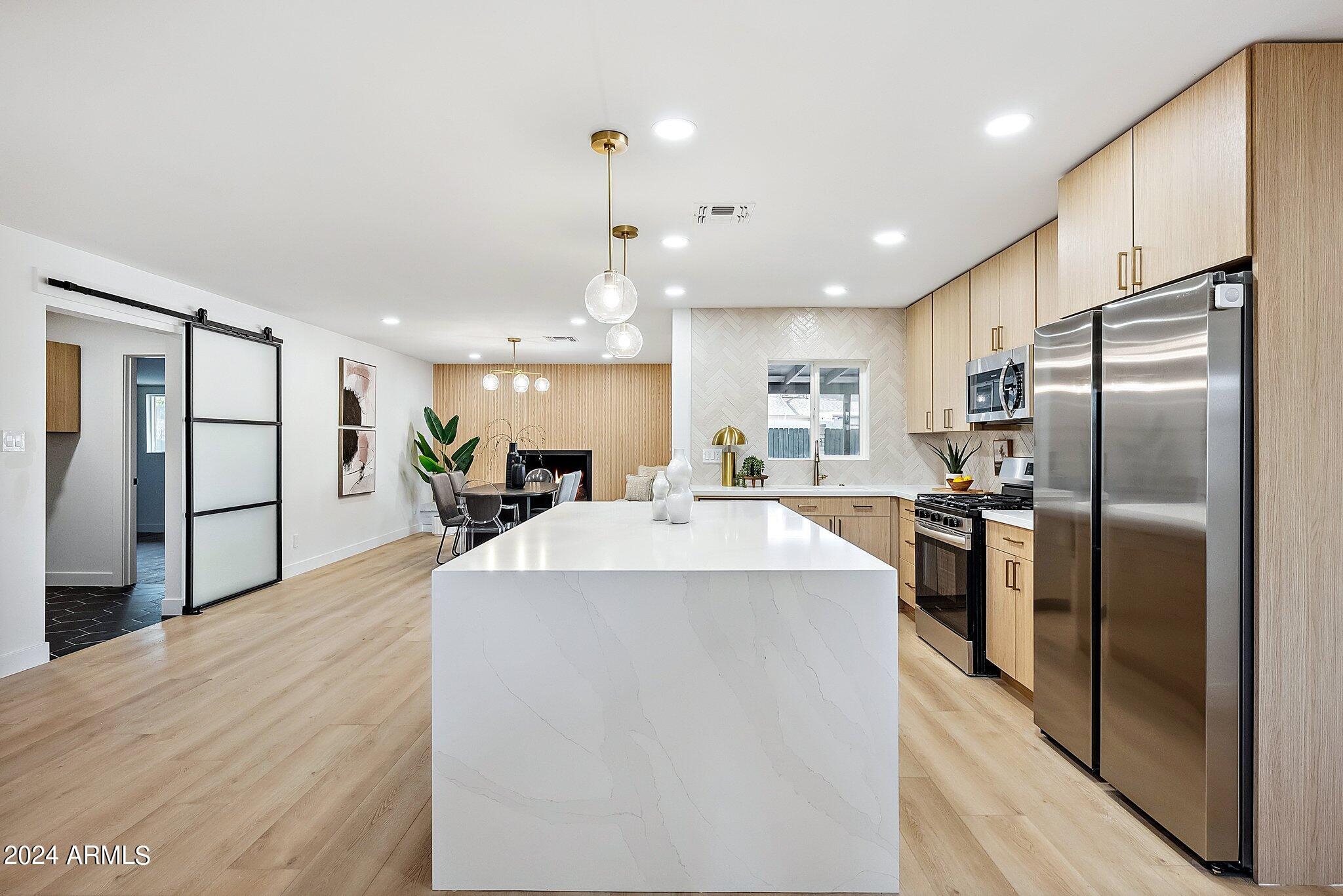 2828 E SURREY Avenue