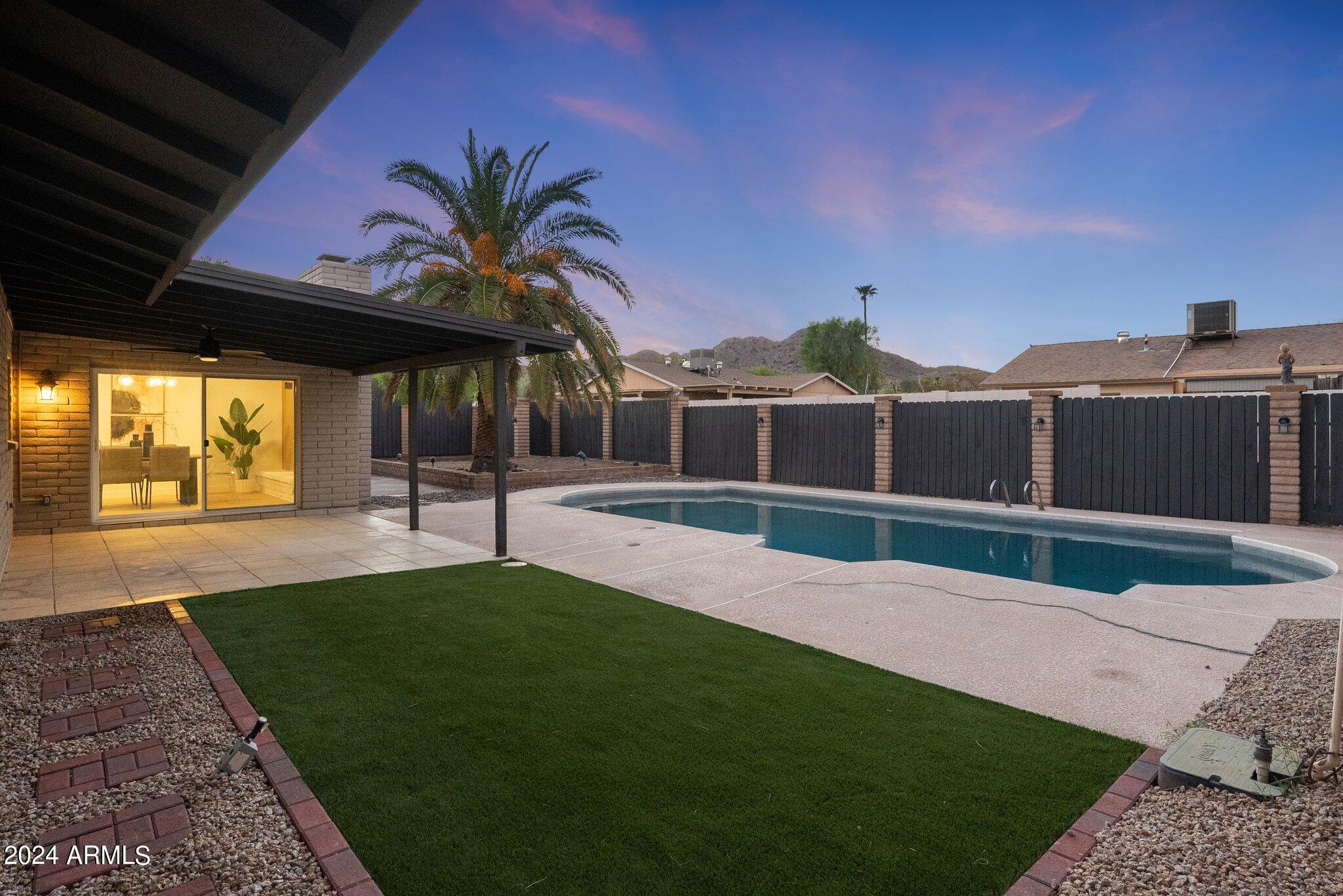 2828 E SURREY Avenue