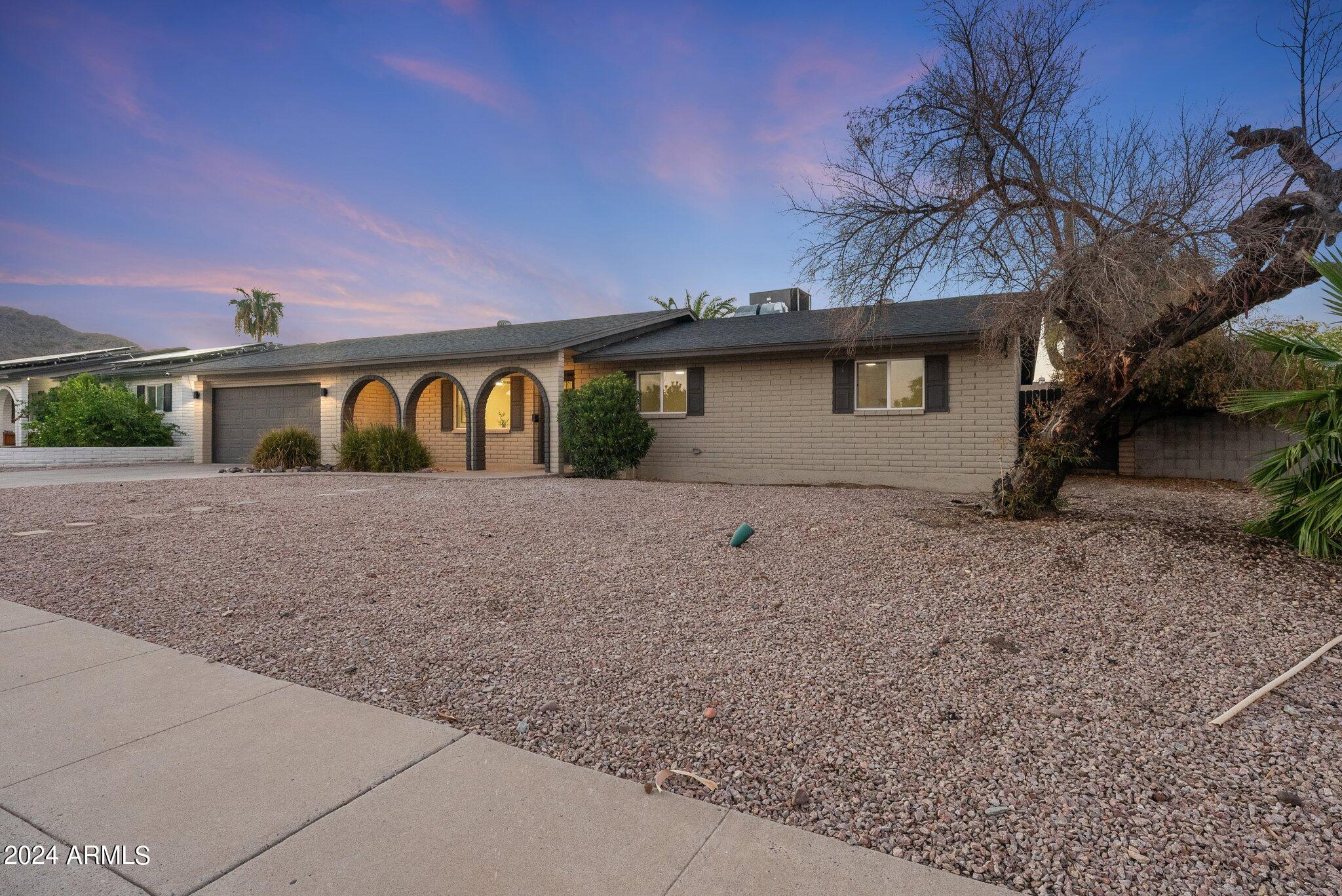 2828 E SURREY Avenue