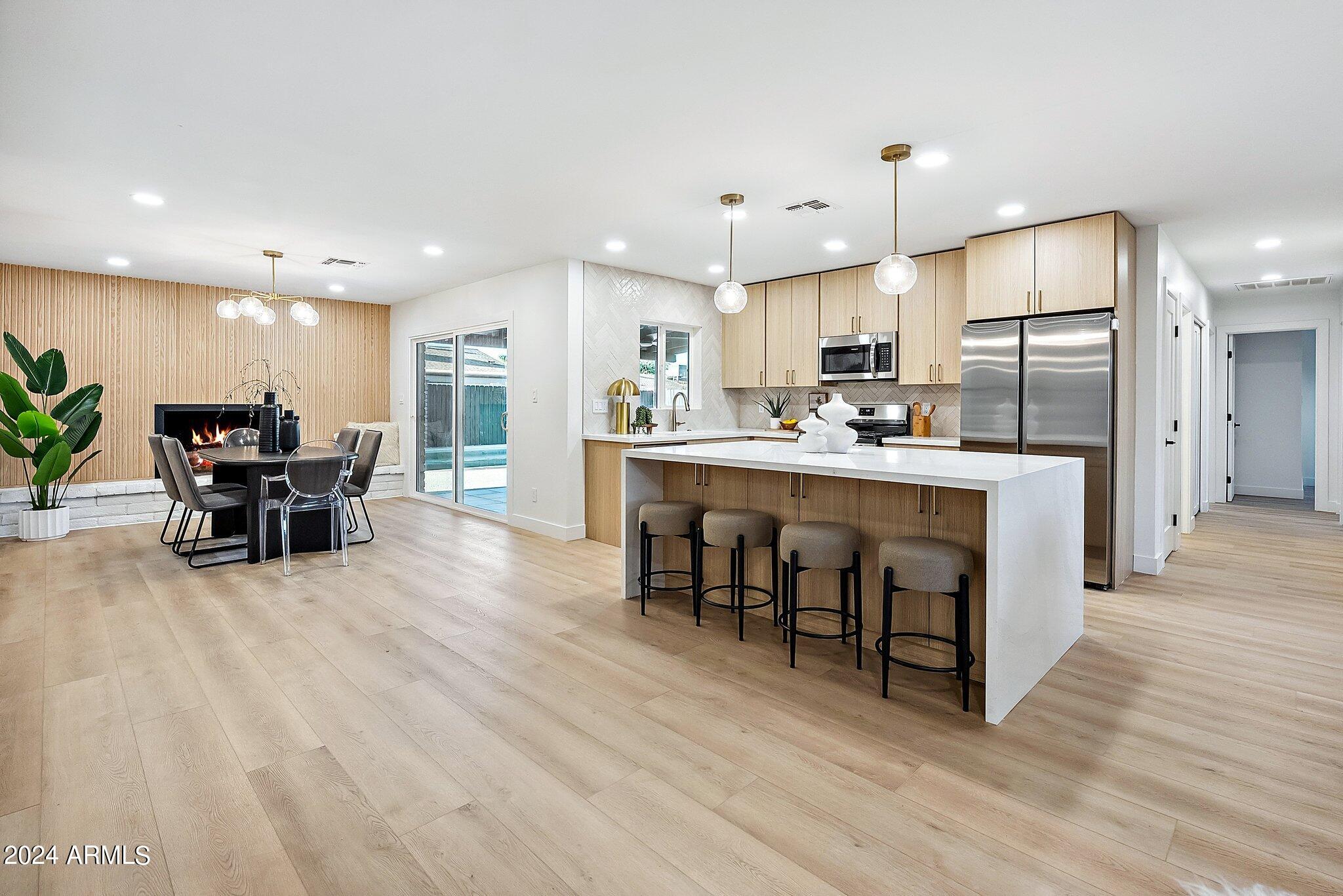 2828 E SURREY Avenue