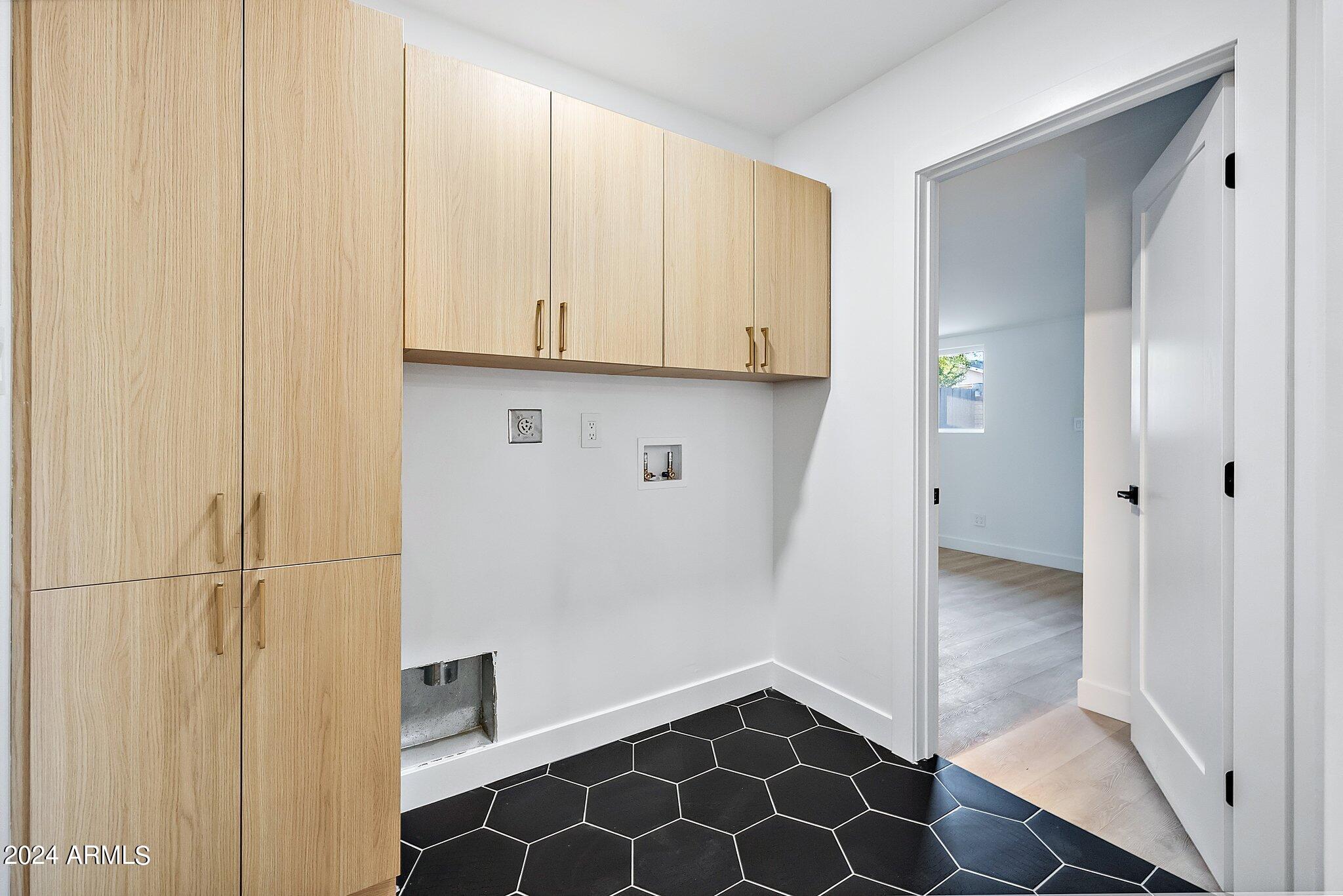 2828 E SURREY Avenue