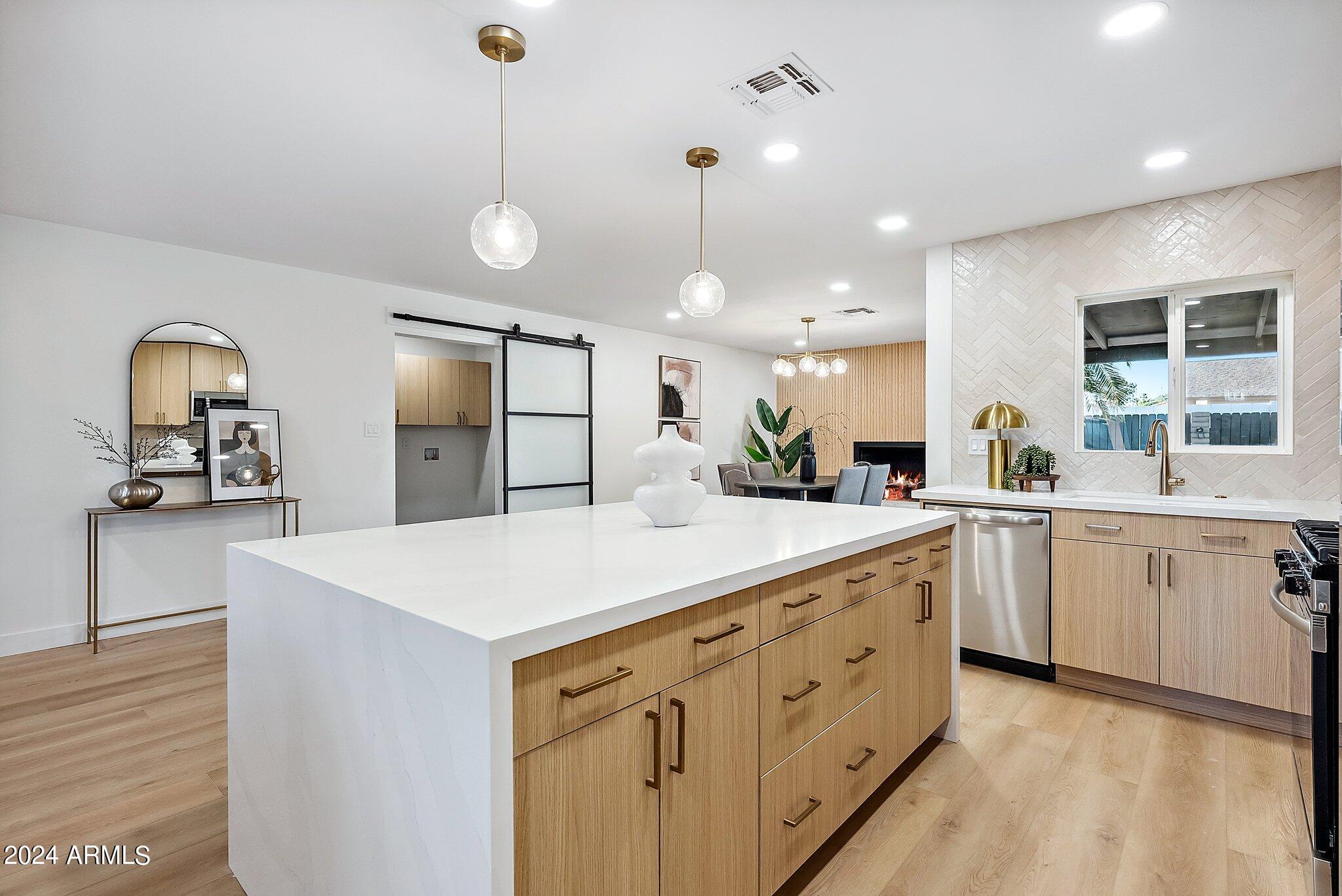 2828 E SURREY Avenue