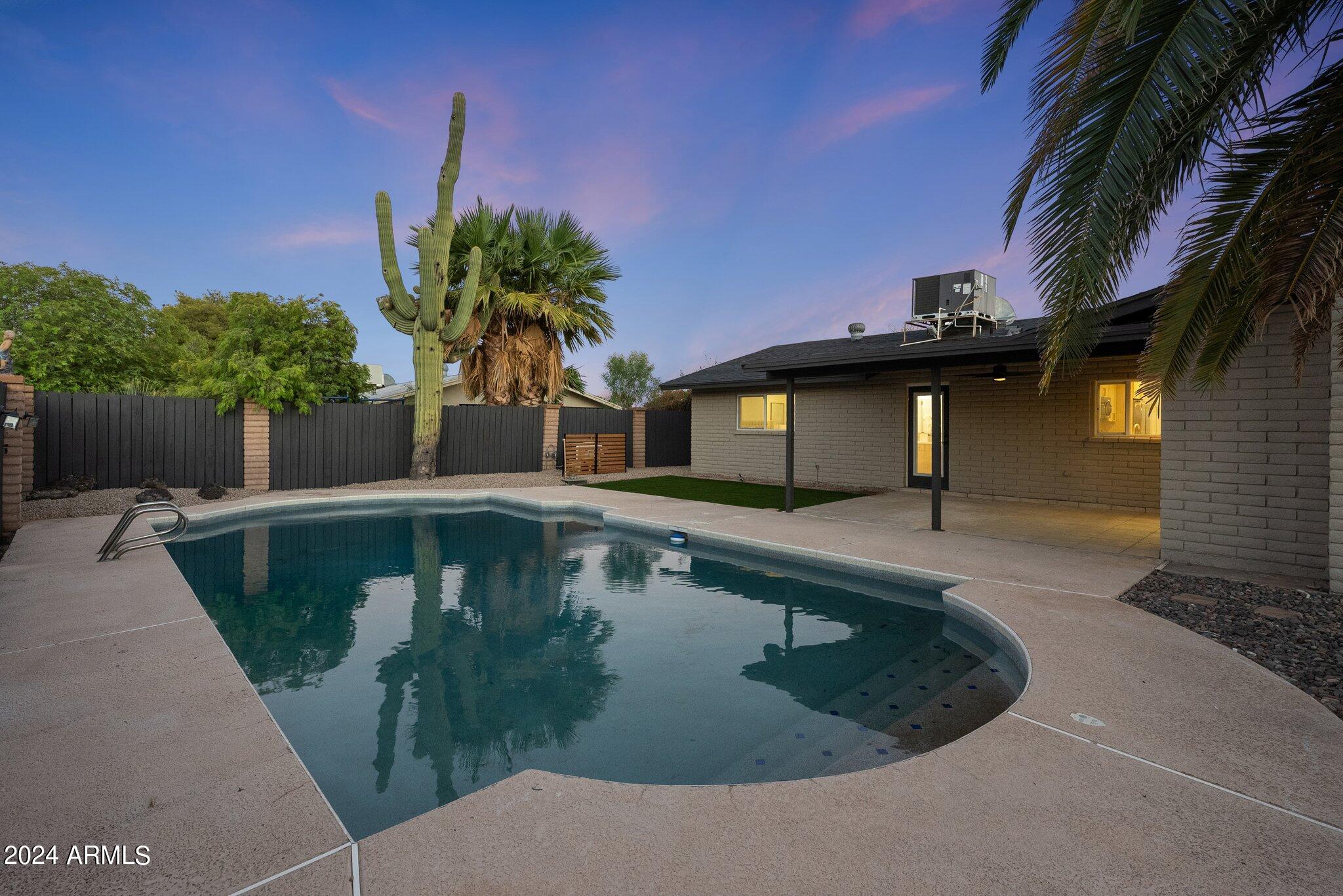 2828 E SURREY Avenue