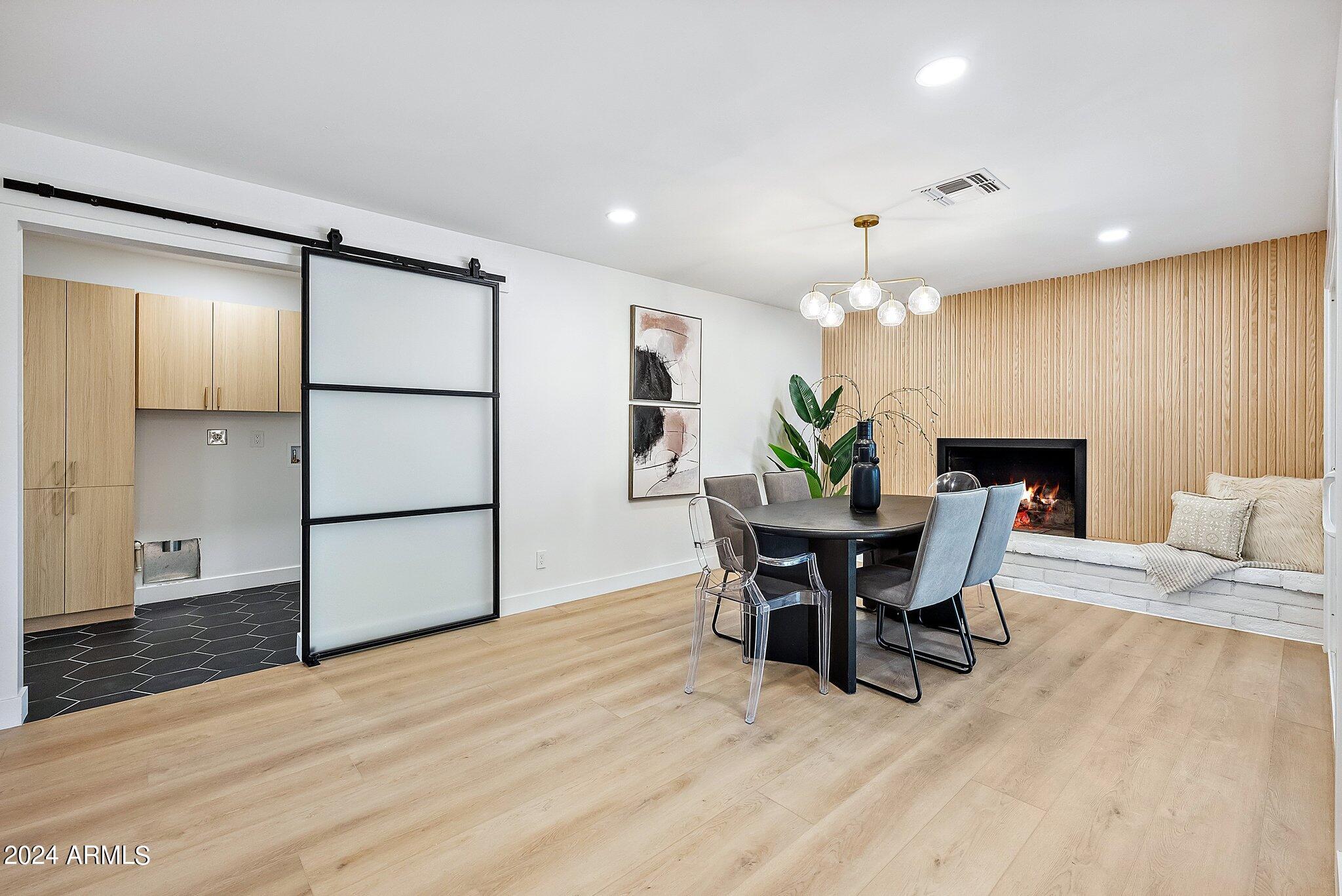 2828 E SURREY Avenue