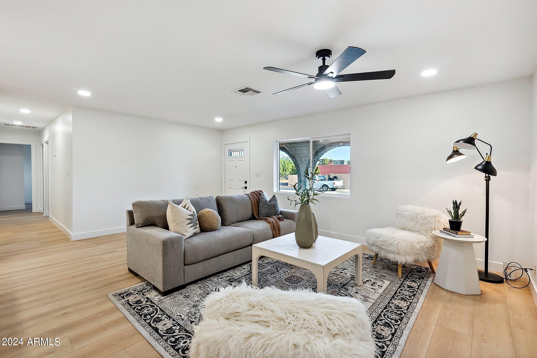 2828 E SURREY Avenue