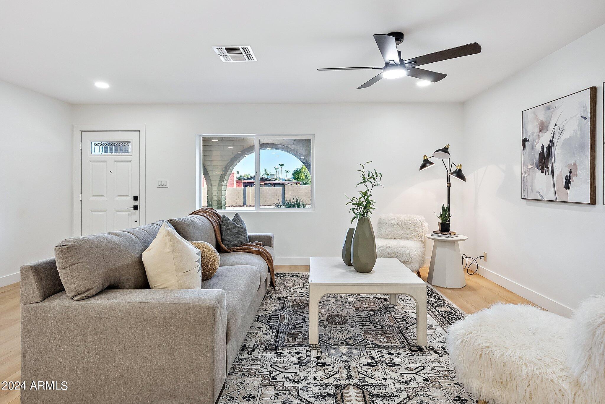 2828 E SURREY Avenue