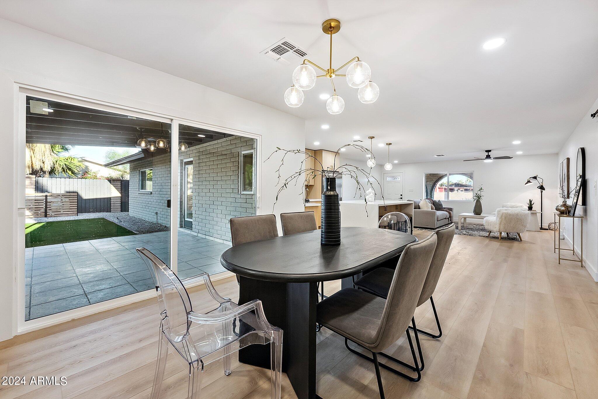 2828 E SURREY Avenue