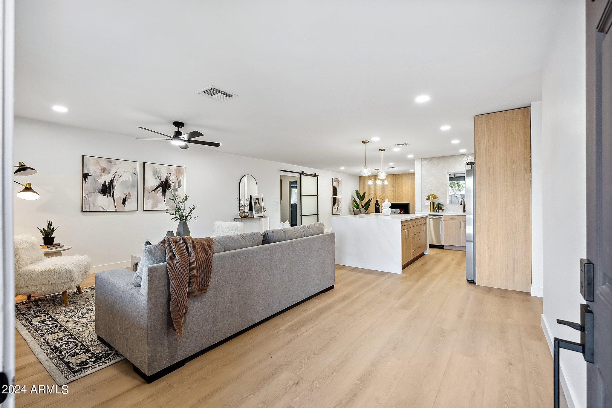 2828 E SURREY Avenue