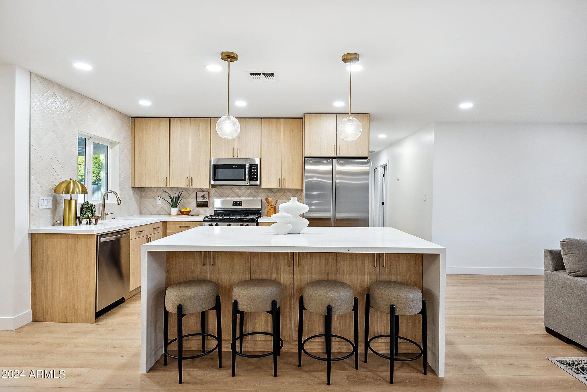 2828 E SURREY Avenue