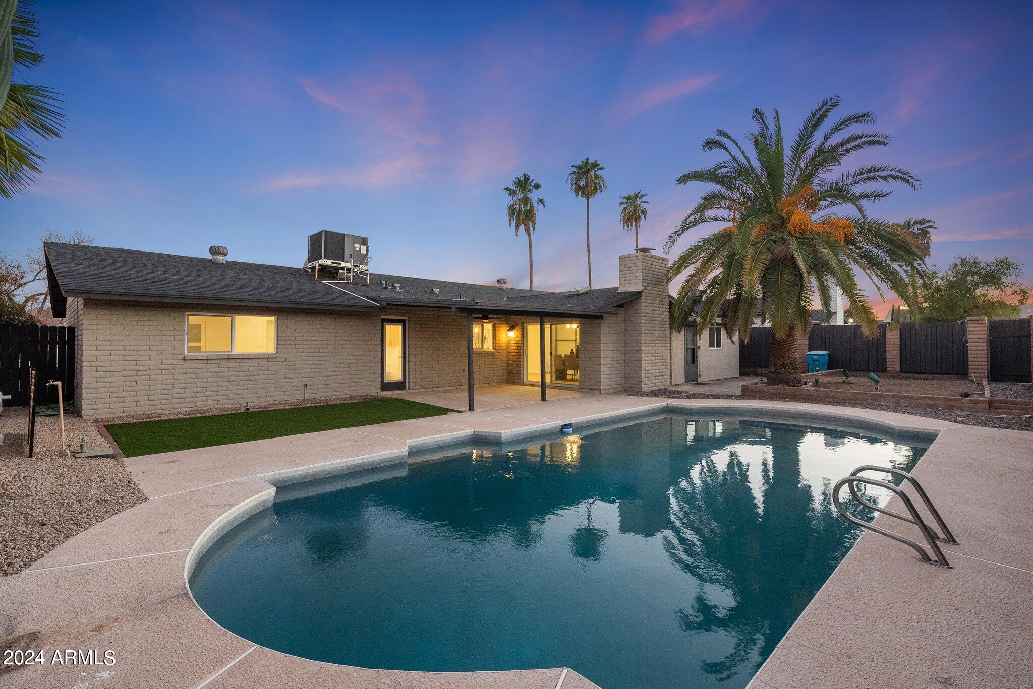 2828 E SURREY Avenue