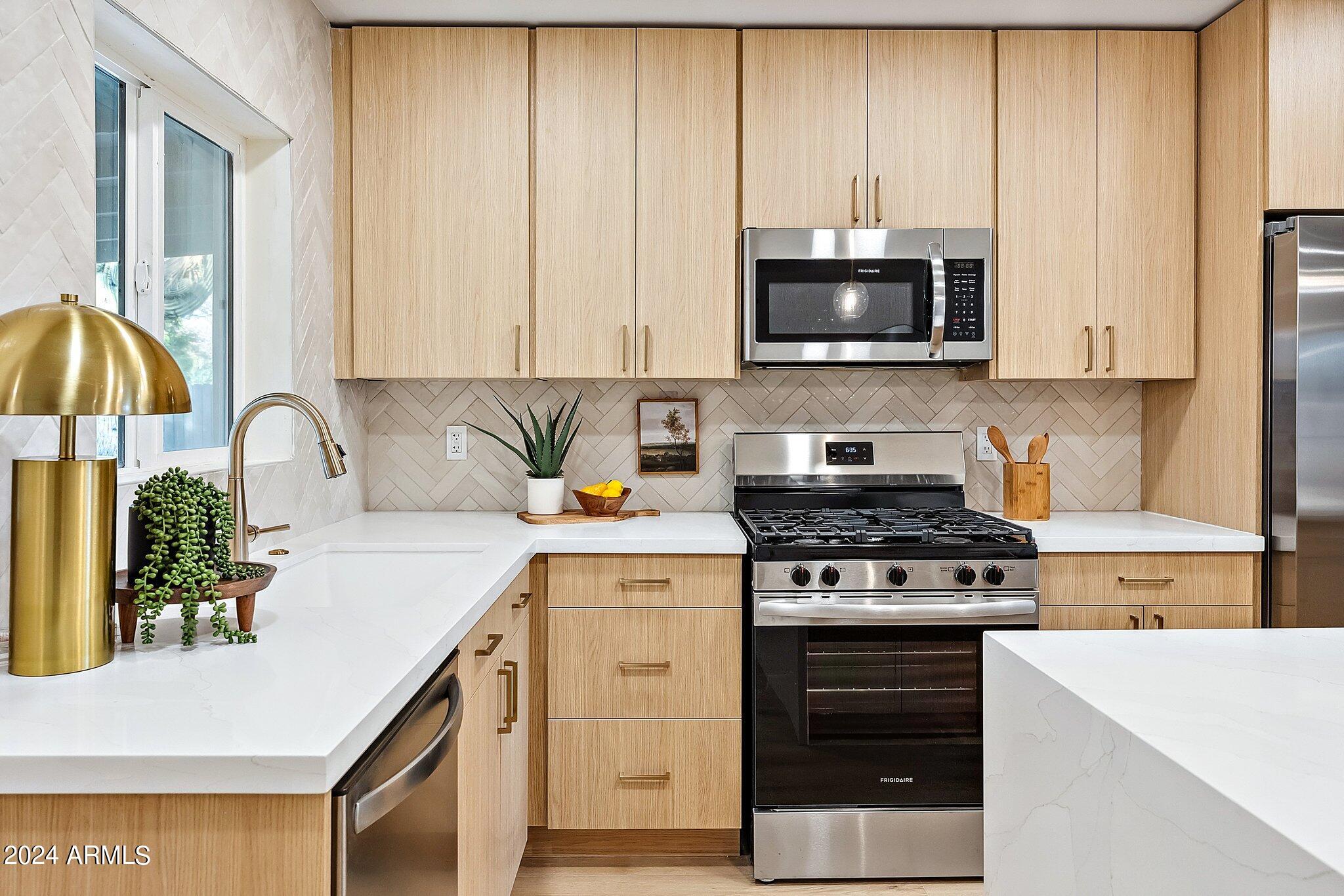 2828 E SURREY Avenue