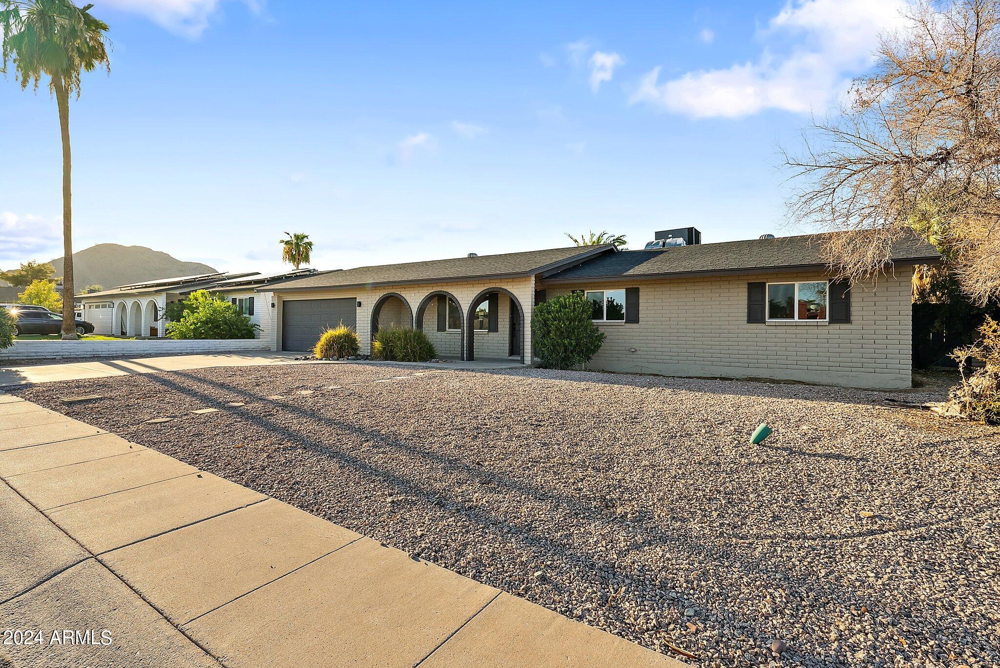 2828 E SURREY Avenue