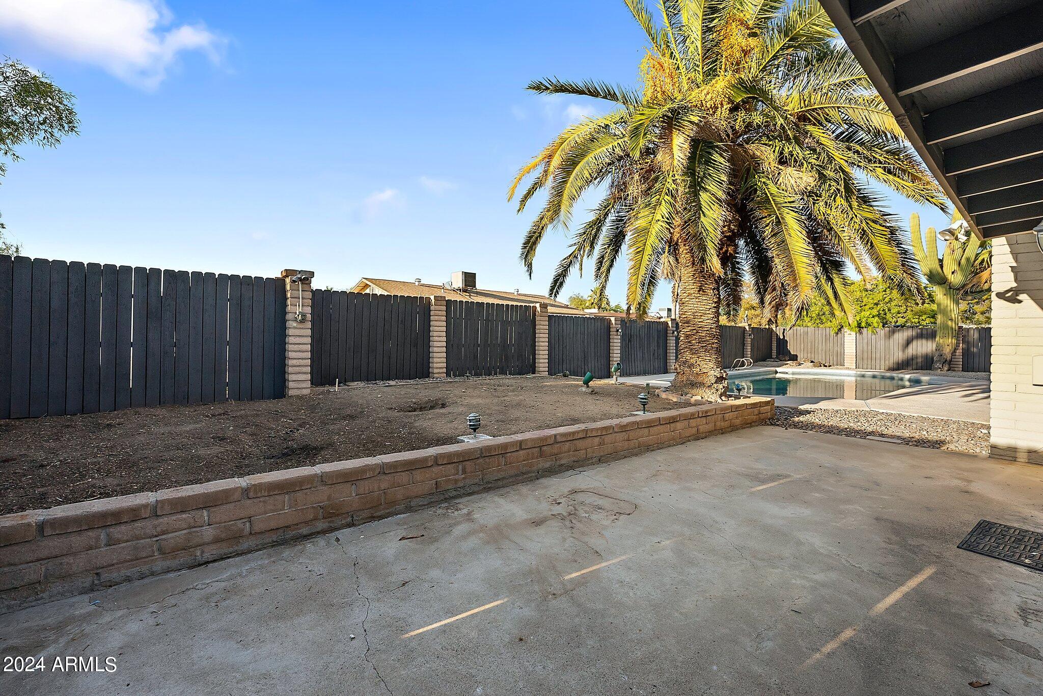 2828 E SURREY Avenue