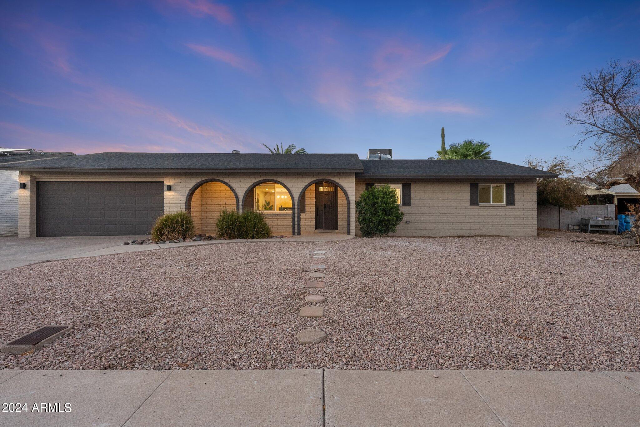 2828 E SURREY Avenue