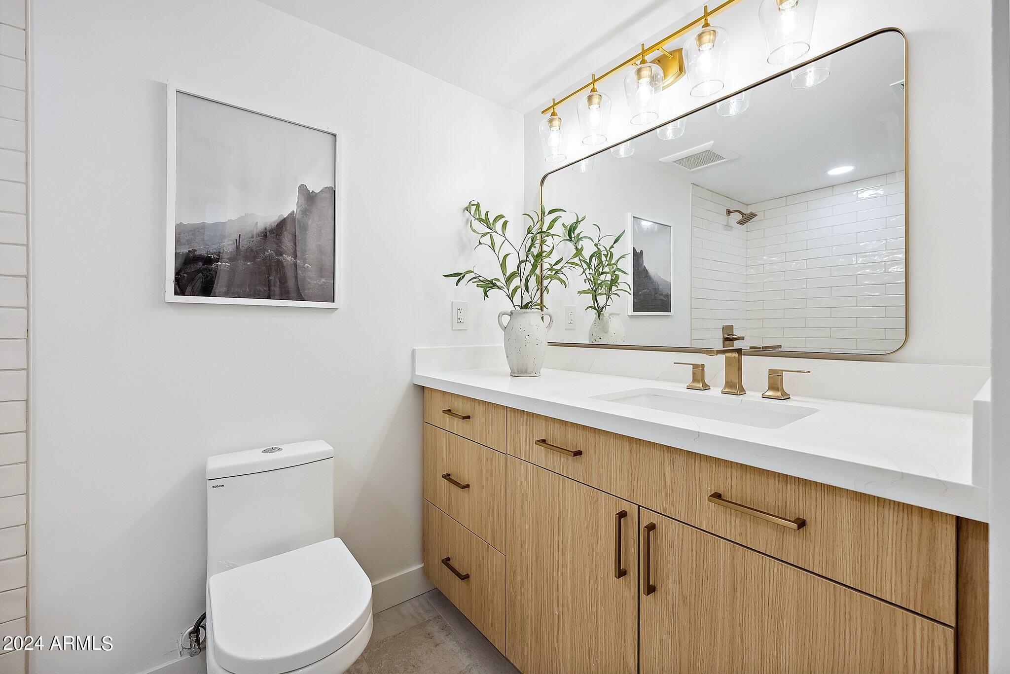 2828 E SURREY Avenue