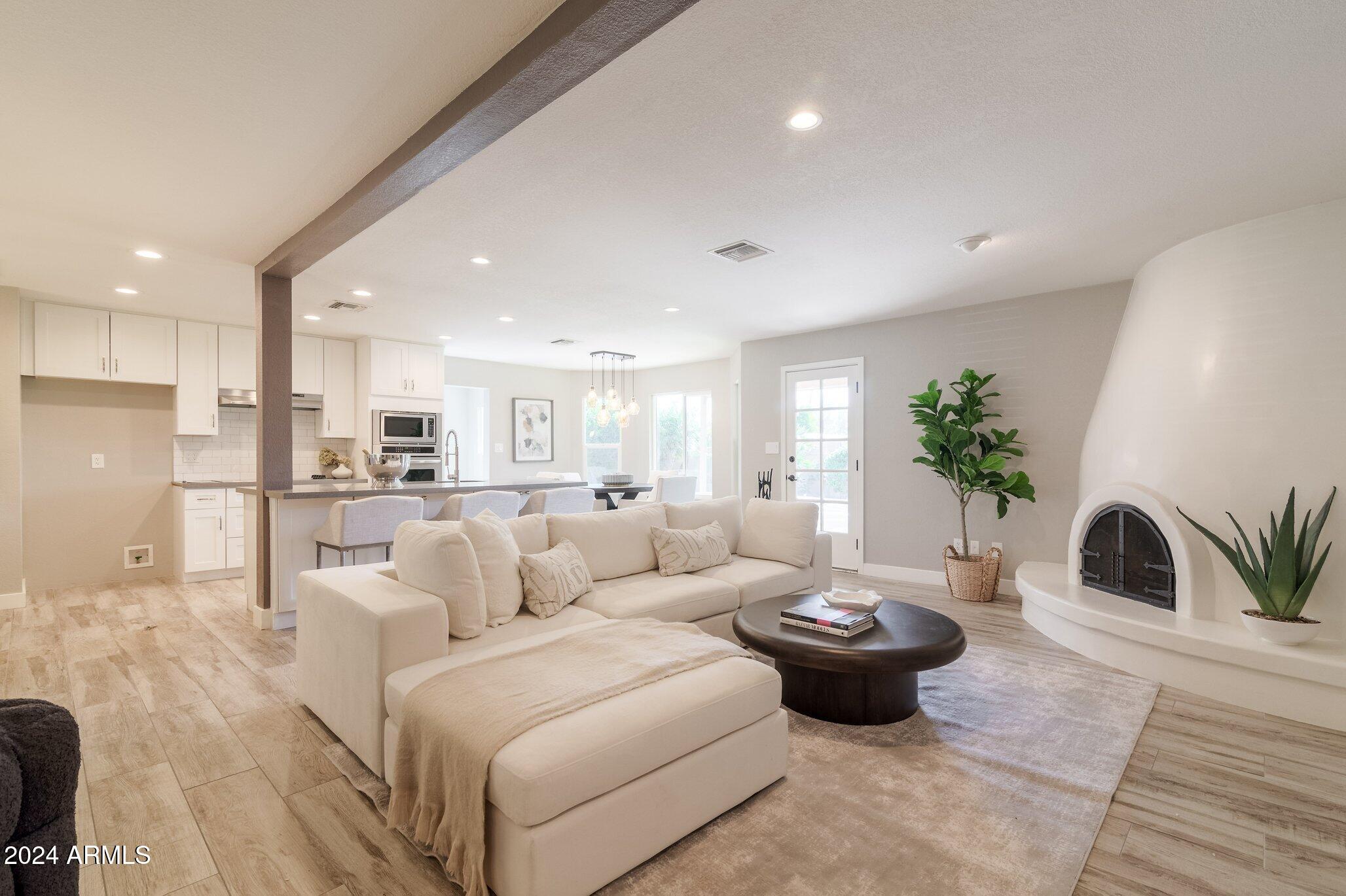 6529 E SHARON Drive