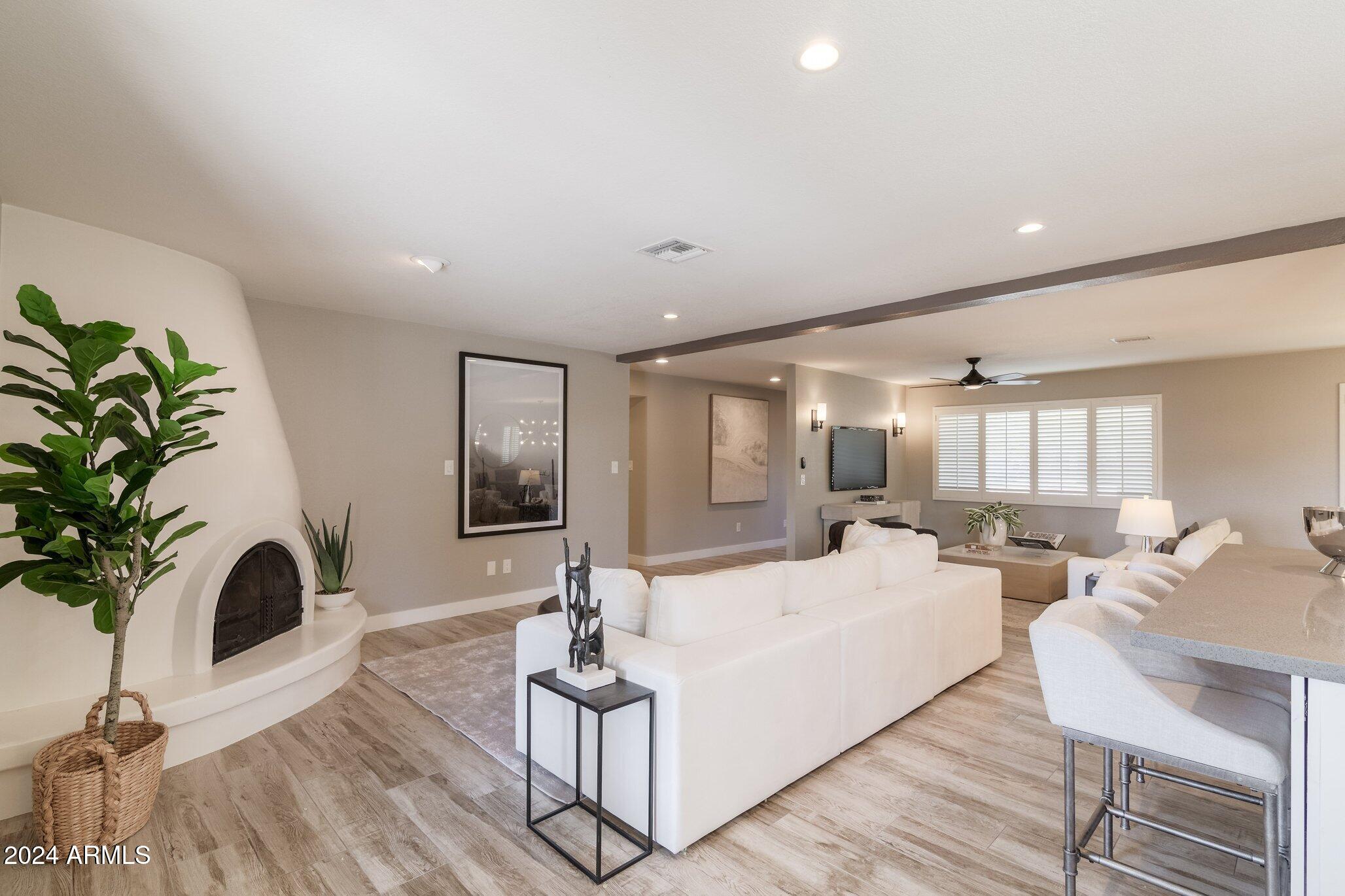 6529 E SHARON Drive