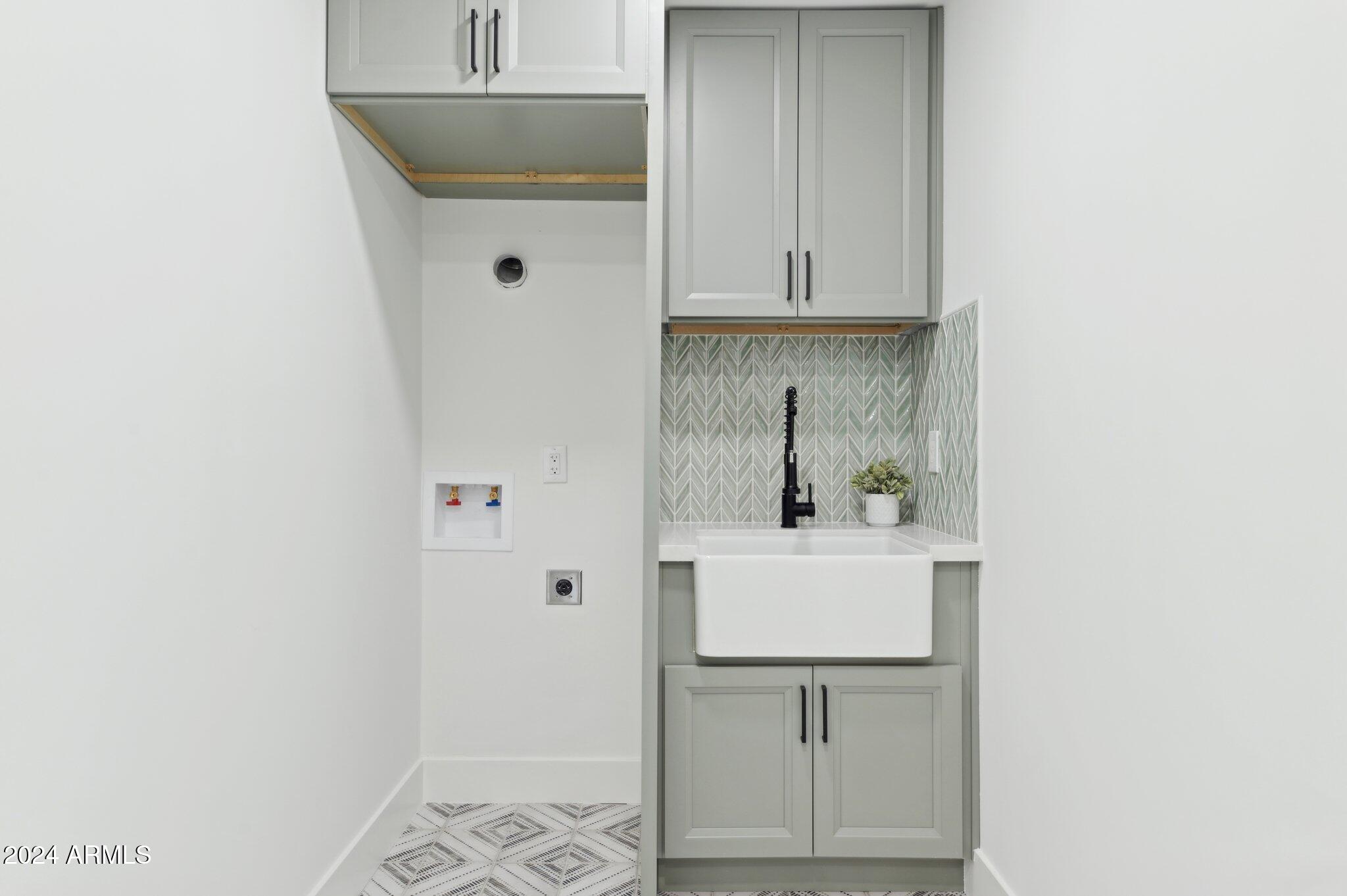 5030 E WINCHCOMB Drive