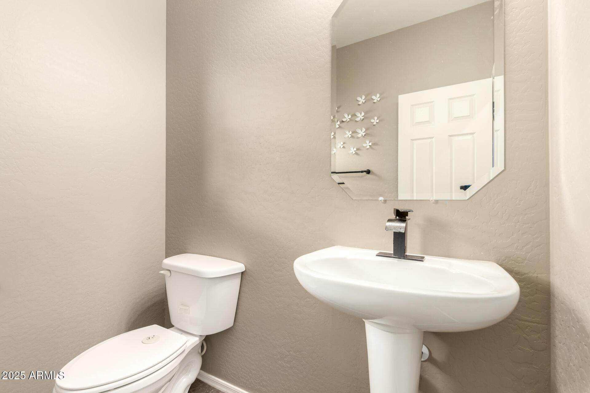 472 W DRAGON TREE Avenue