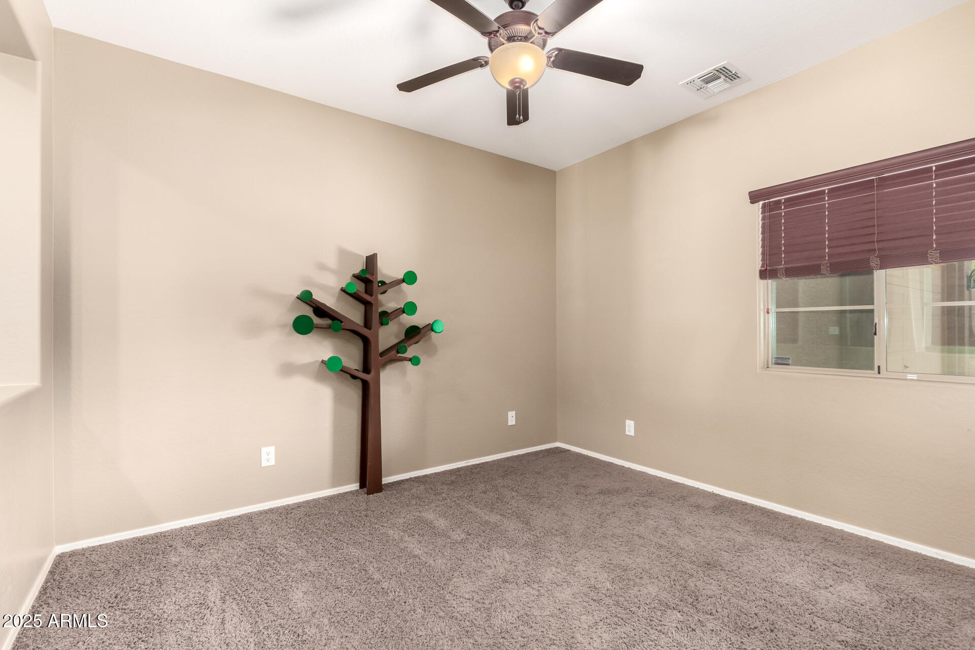 472 W DRAGON TREE Avenue