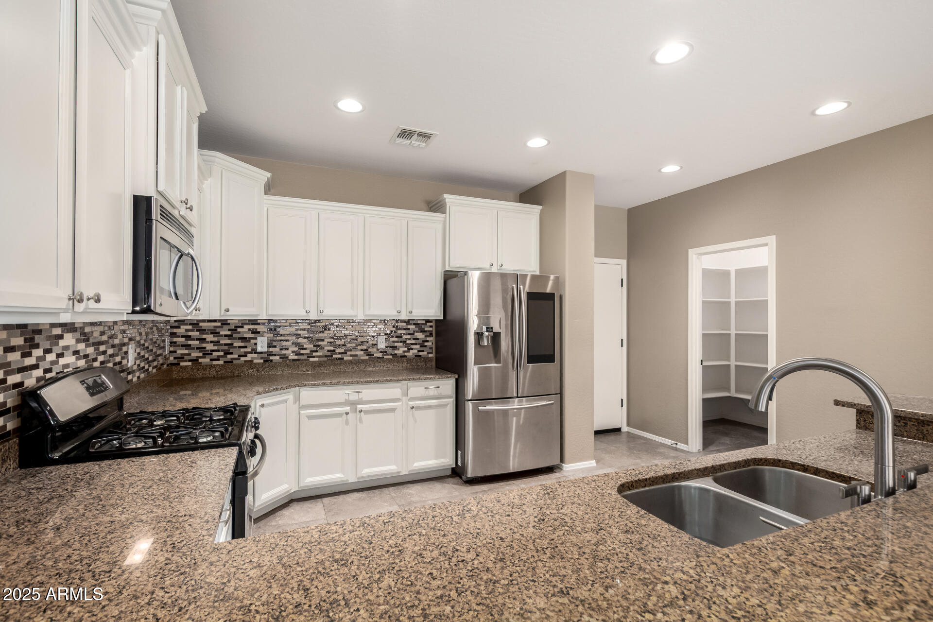 472 W DRAGON TREE Avenue