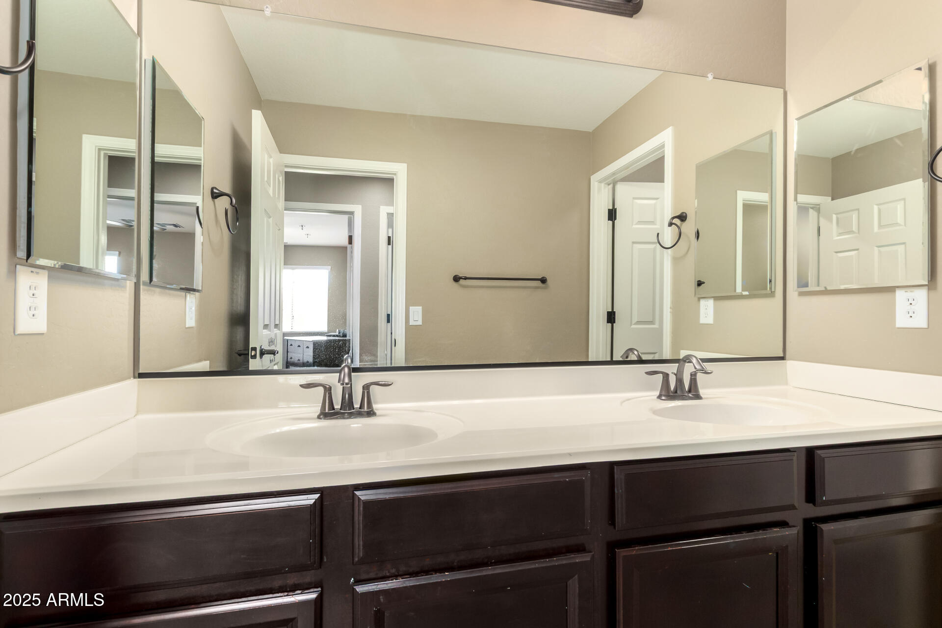 472 W DRAGON TREE Avenue