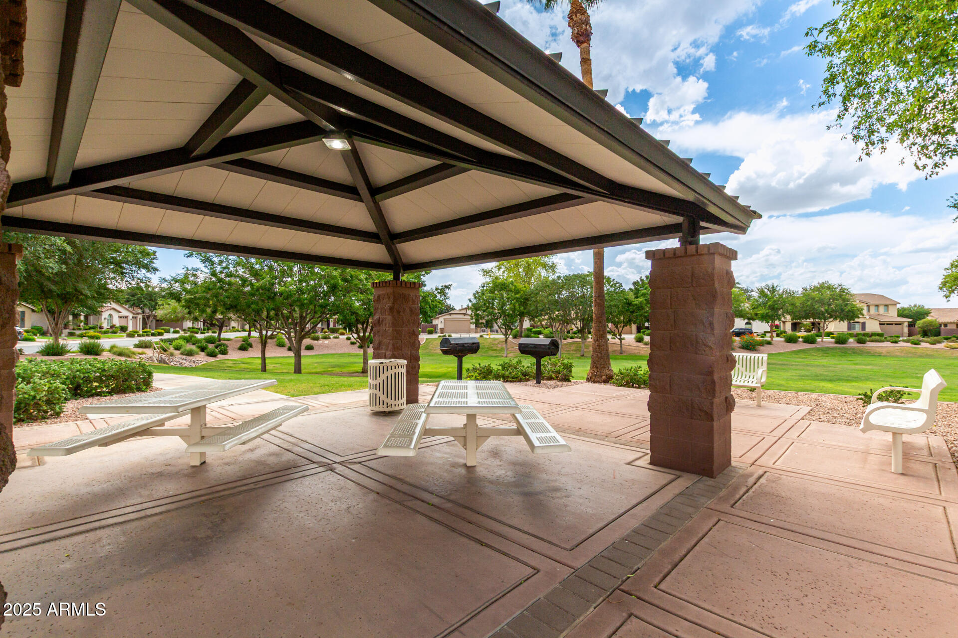 472 W DRAGON TREE Avenue