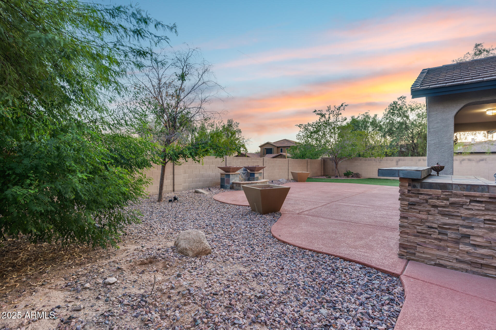 2423 W BRAMBLE BERRY Lane