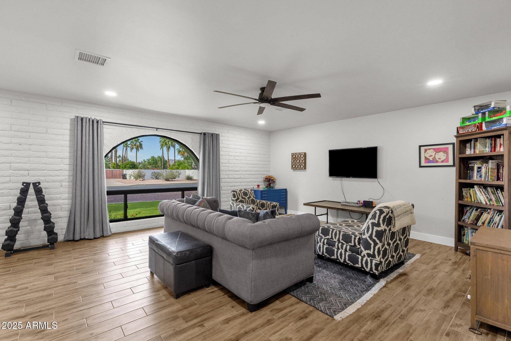 5112 E CHOLLA Street