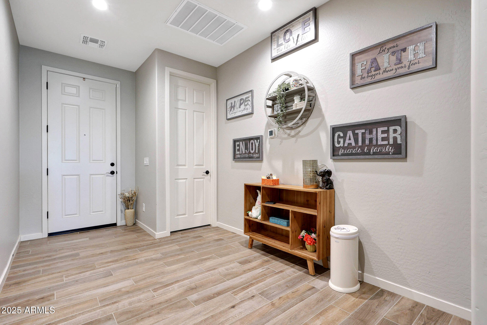 7512 W WARNER Street