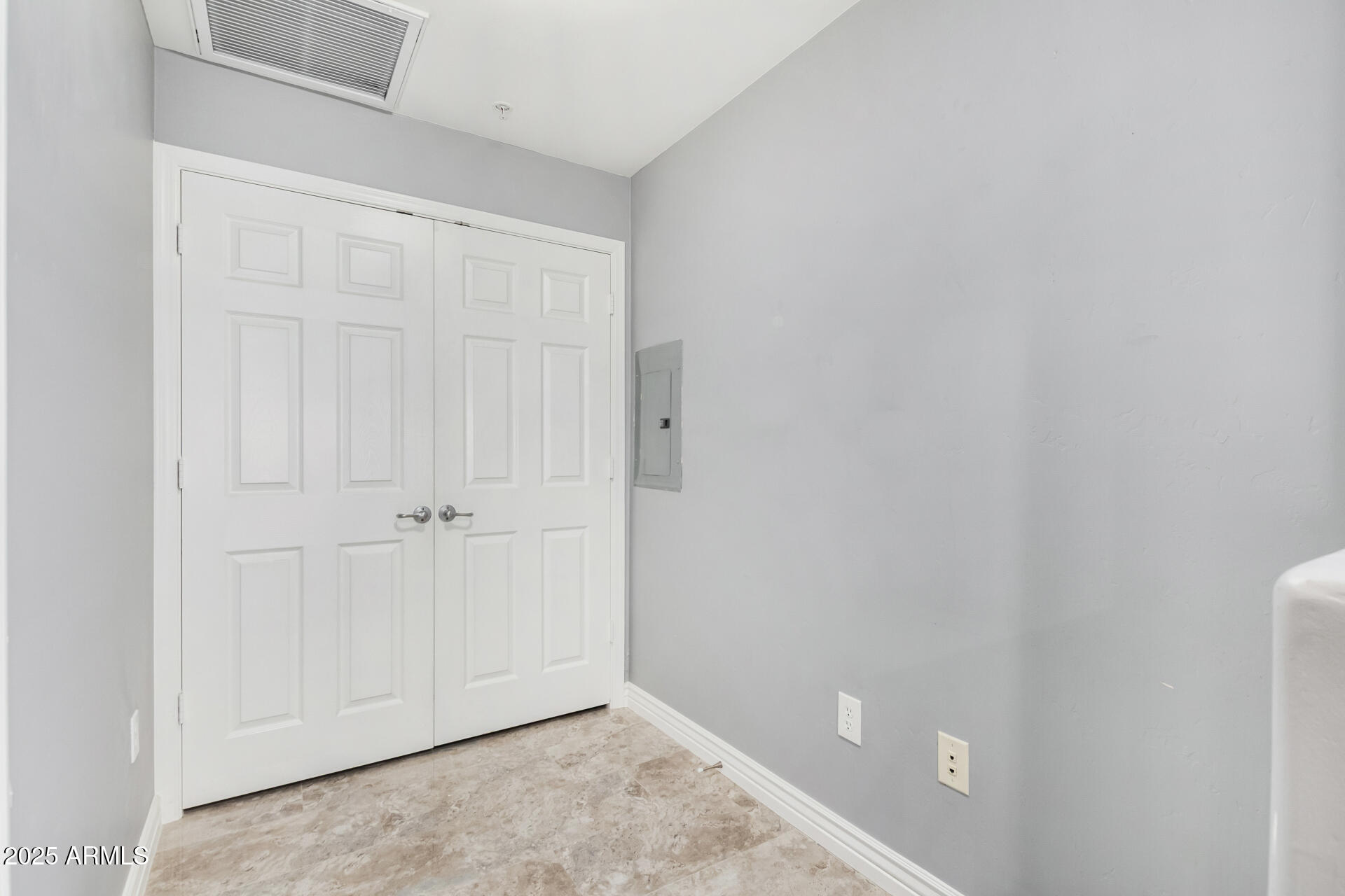 5450 E DEER VALLEY Drive, 1006