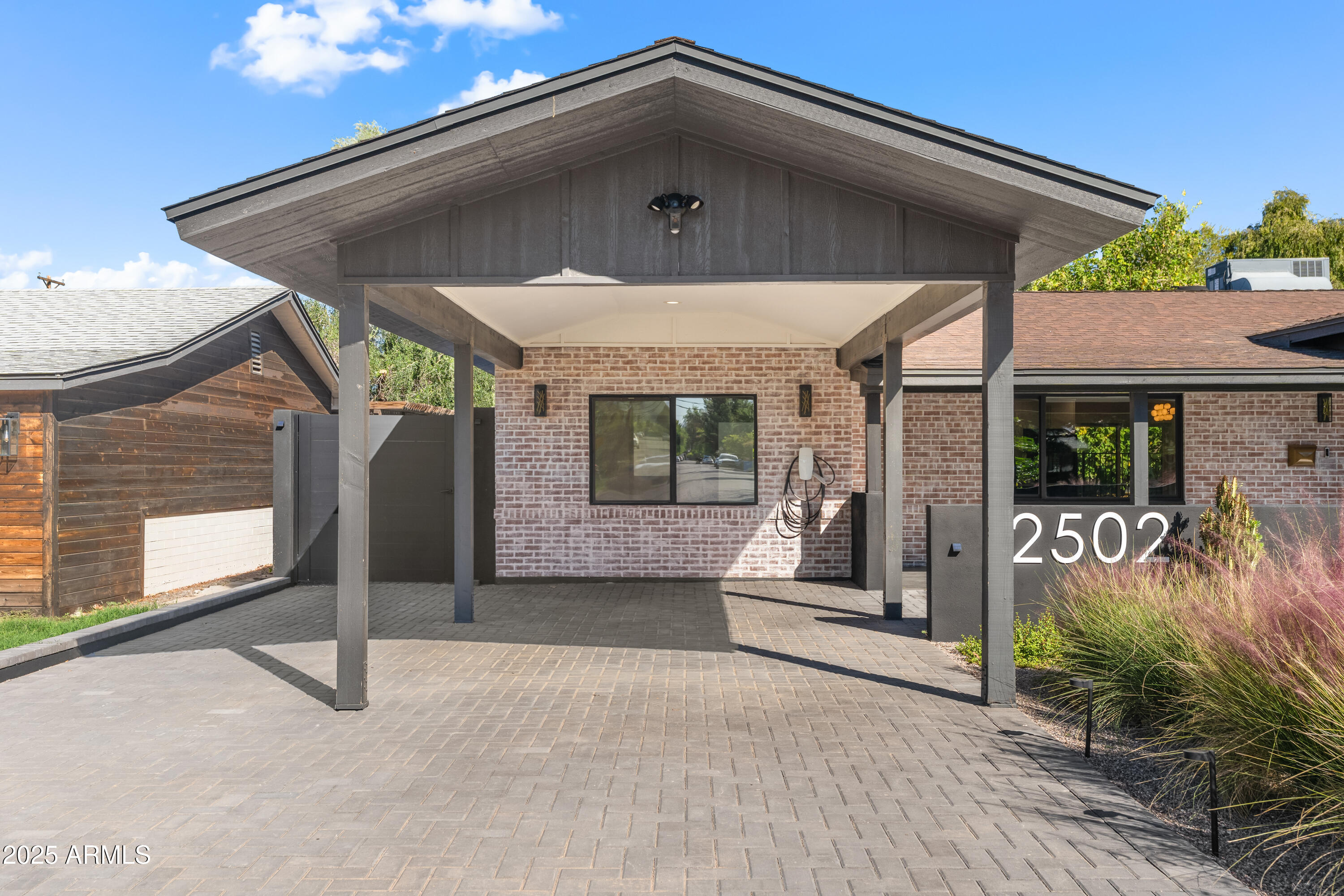 2502 E WHITTON Avenue