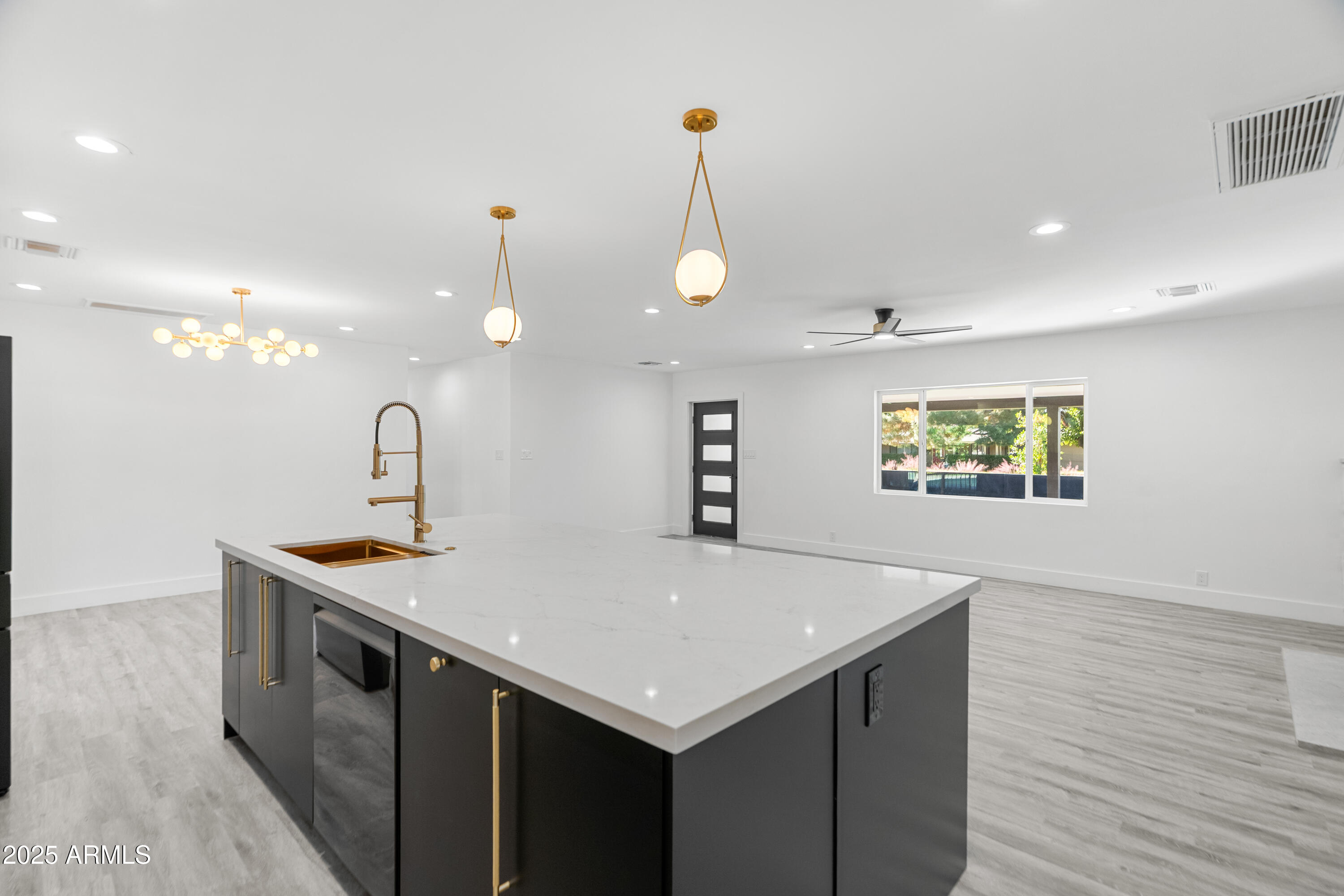 2502 E WHITTON Avenue