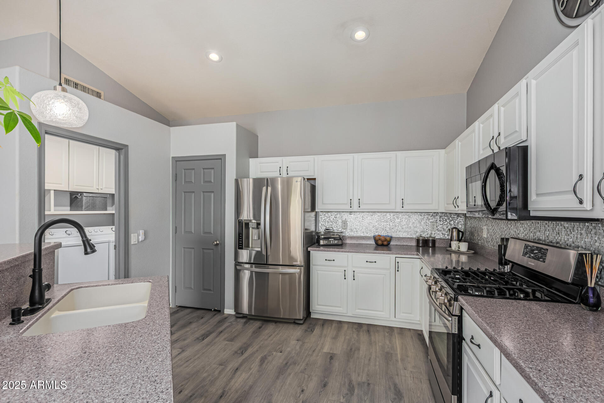 840 S PINEVIEW Drive