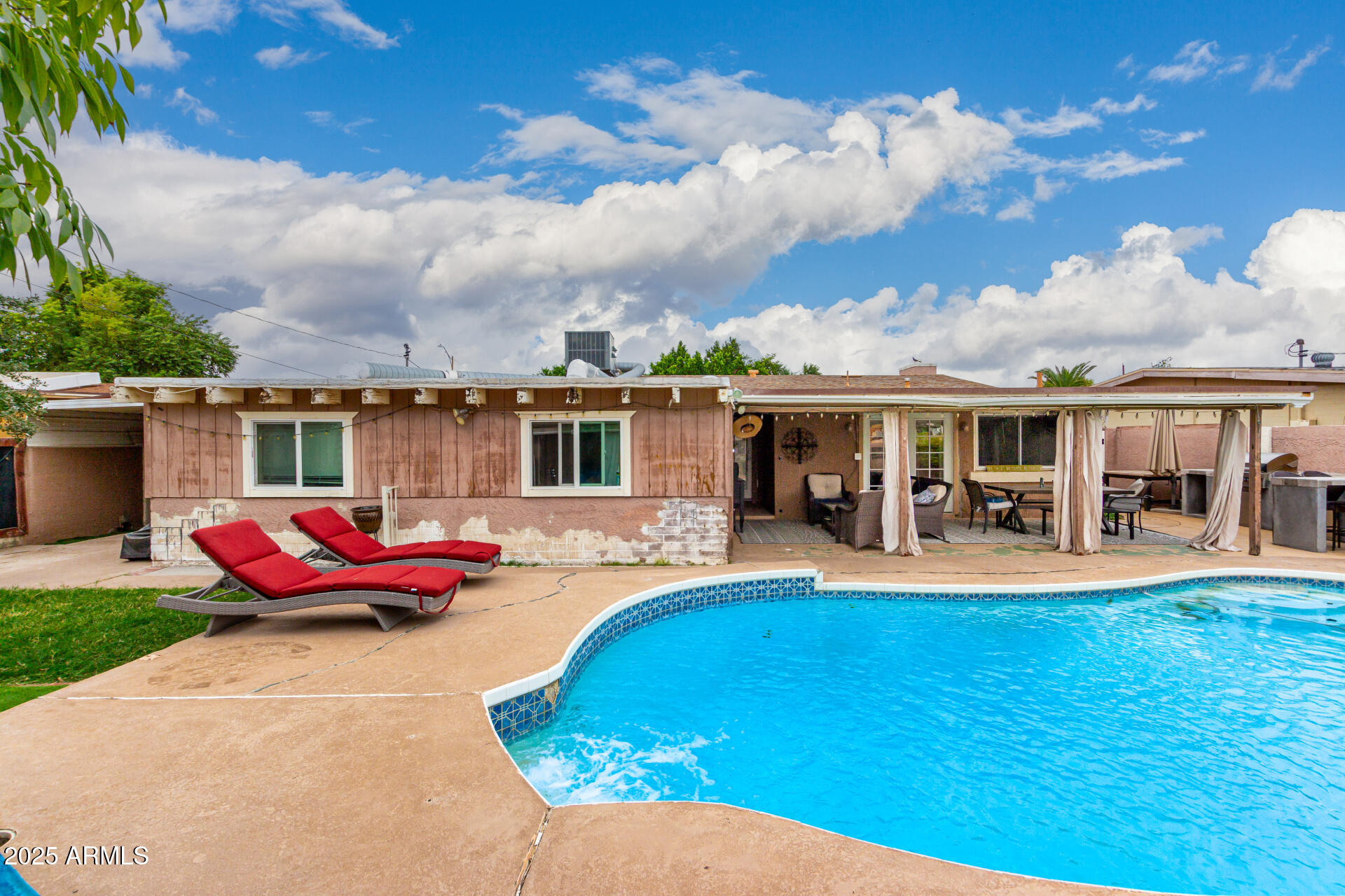 3313 W SURREY Avenue