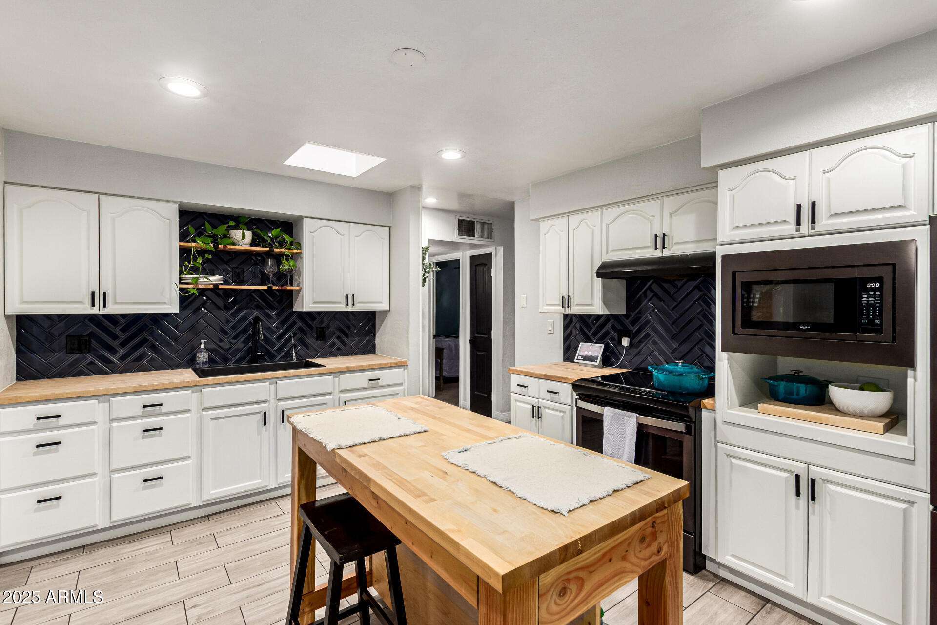 3313 W SURREY Avenue