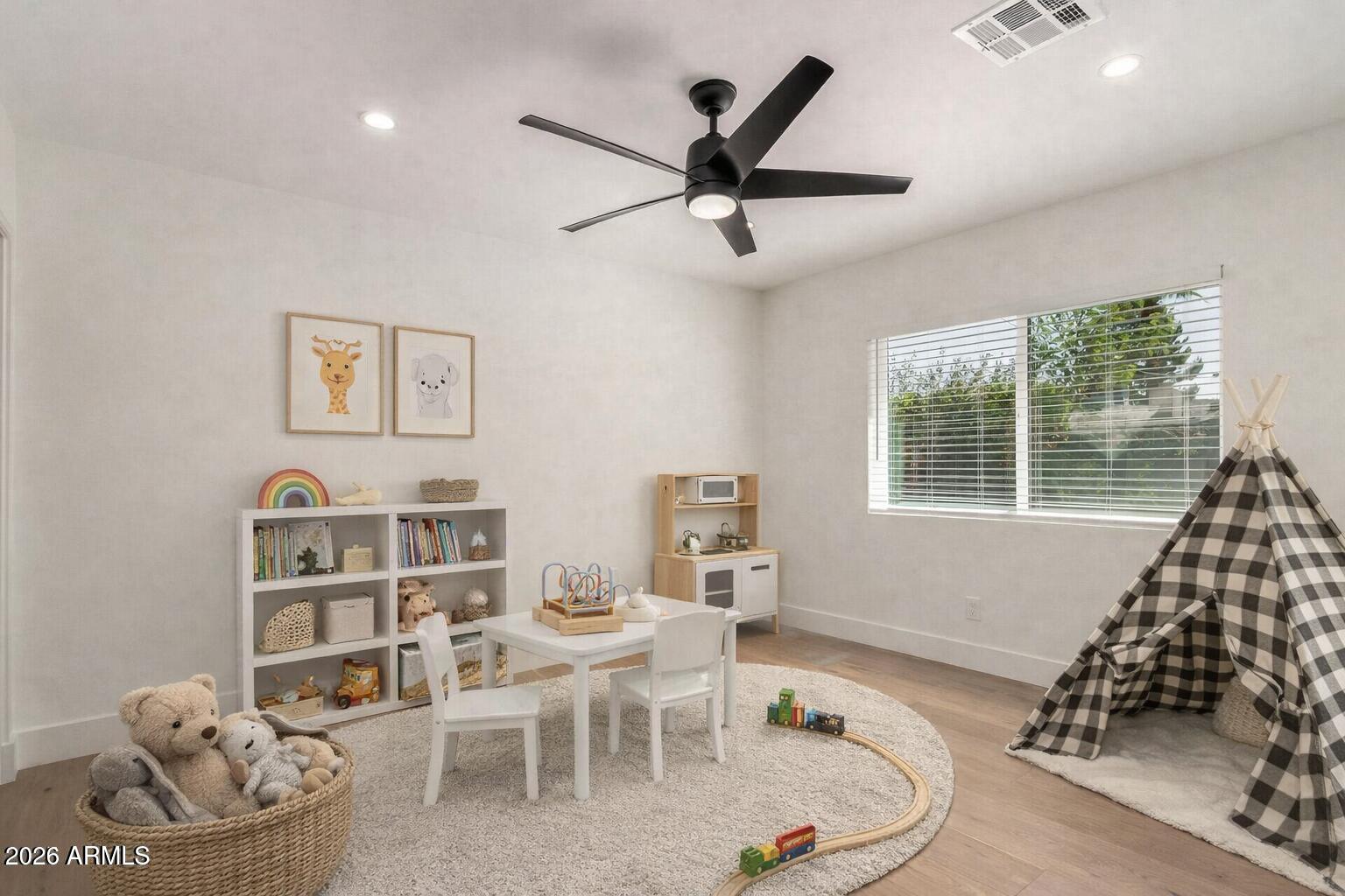 829 E DESERT PARK Lane