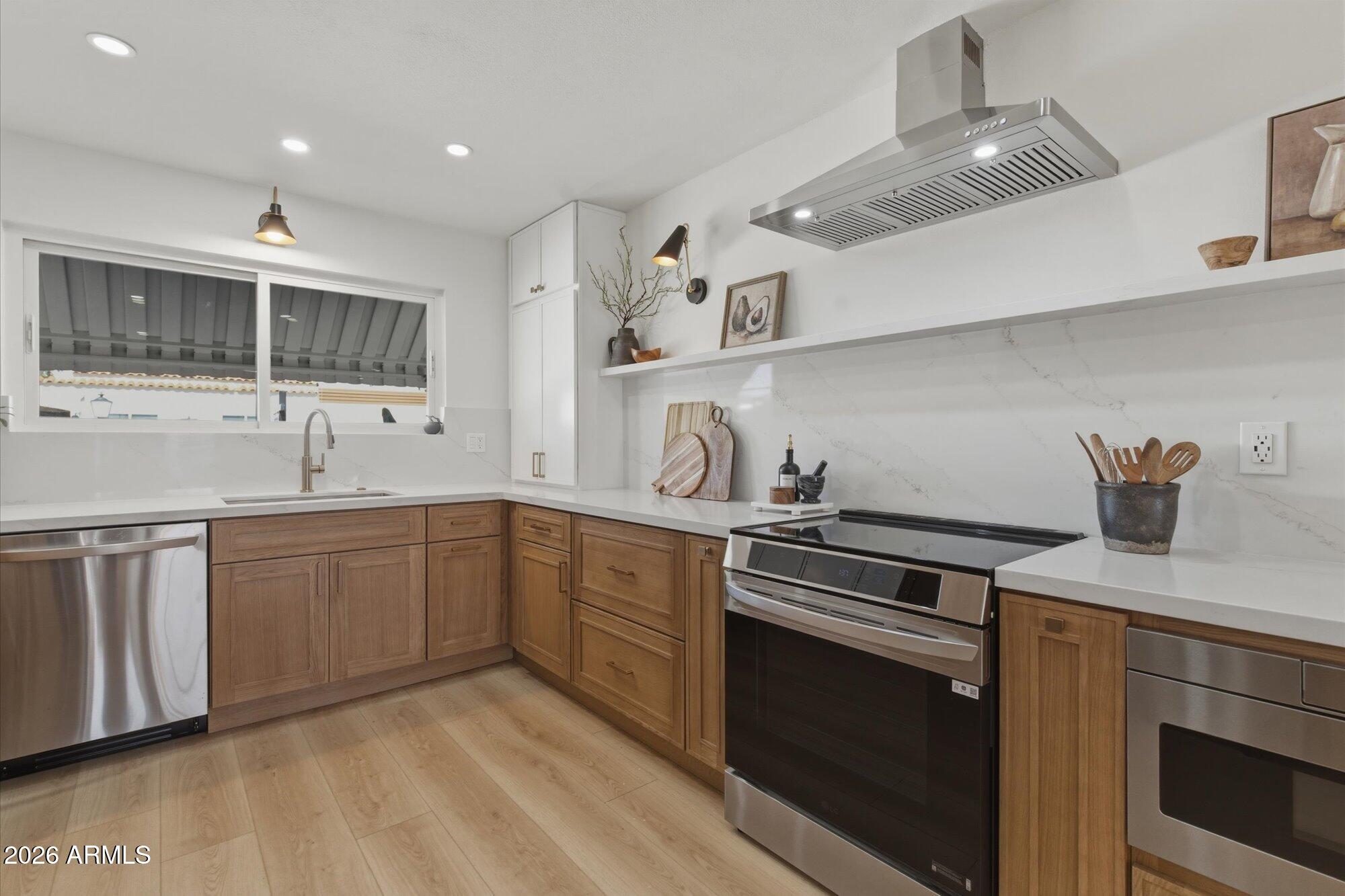 7637 E THORNWOOD Drive