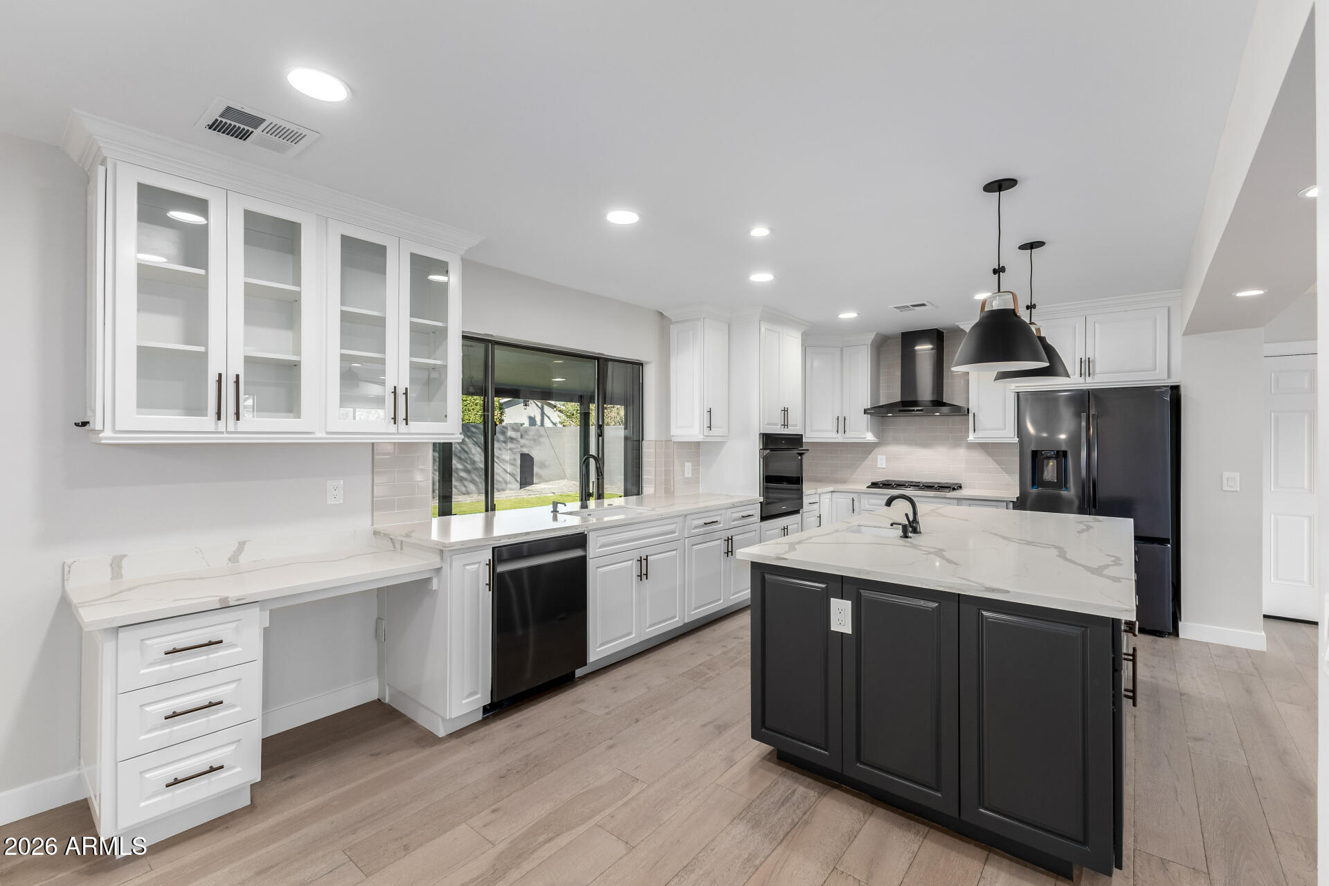 3318 E MONTECITO Avenue