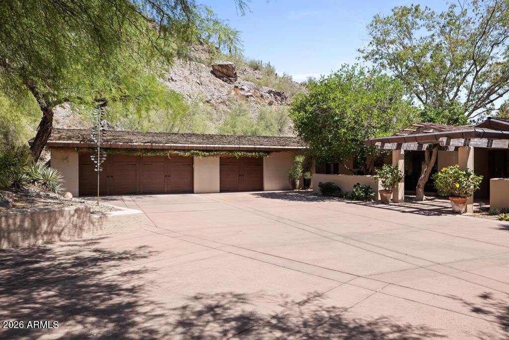 7547 N LAKESIDE Lane