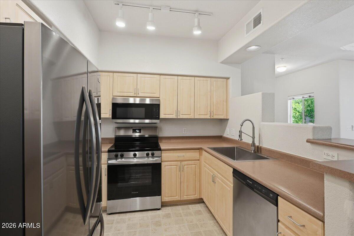 7401 W ARROWHEAD CLUBHOUSE Drive 2083