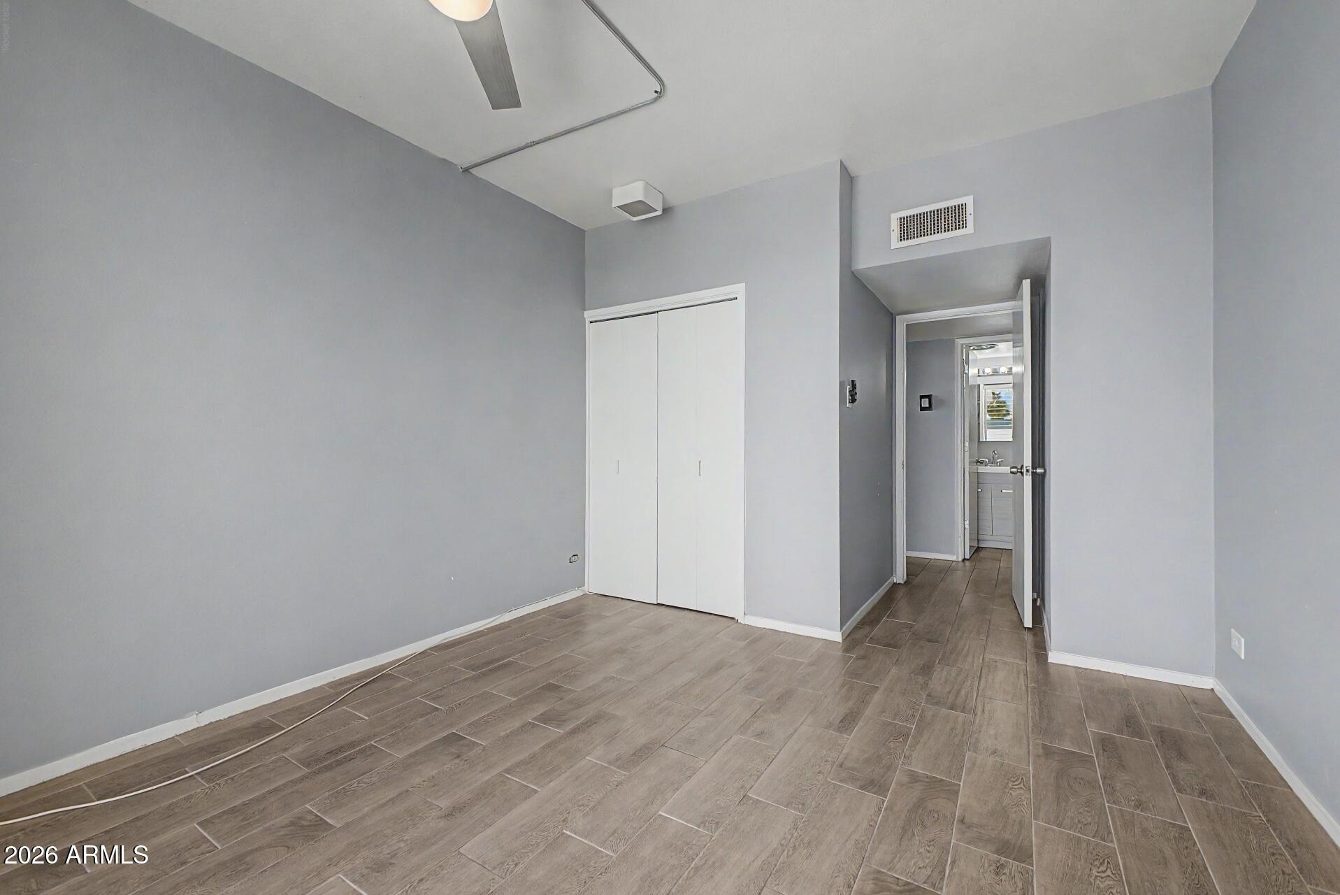 207 W CLARENDON Avenue B2