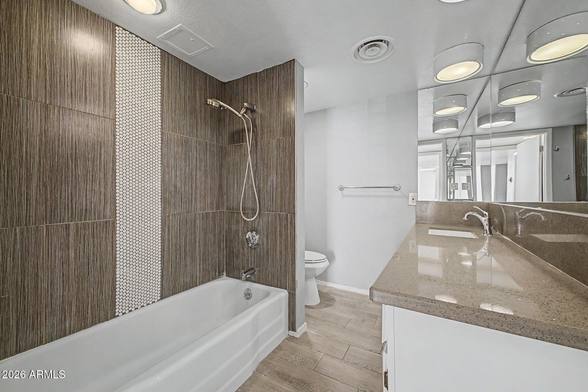 207 W CLARENDON Avenue B2