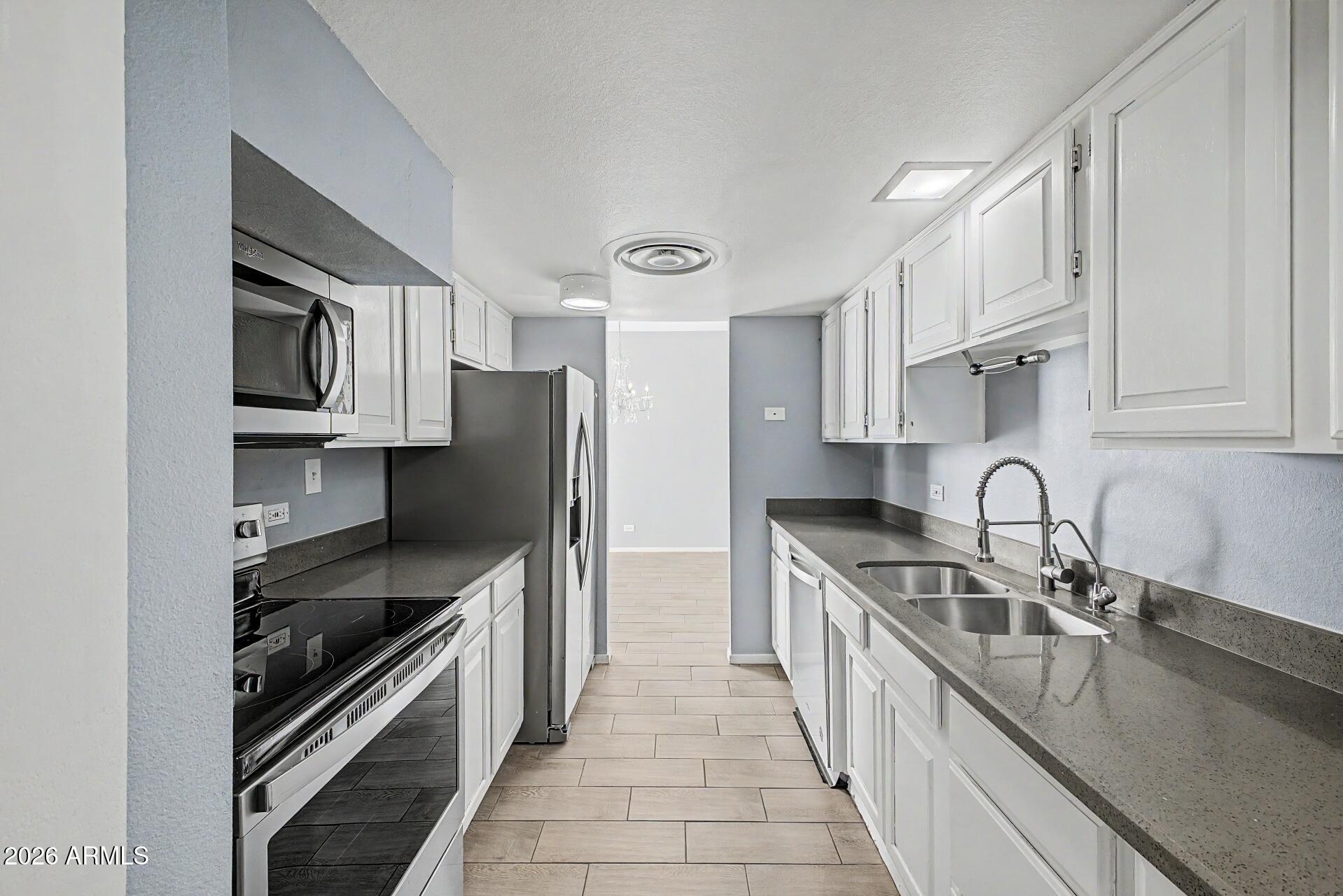 207 W CLARENDON Avenue B2