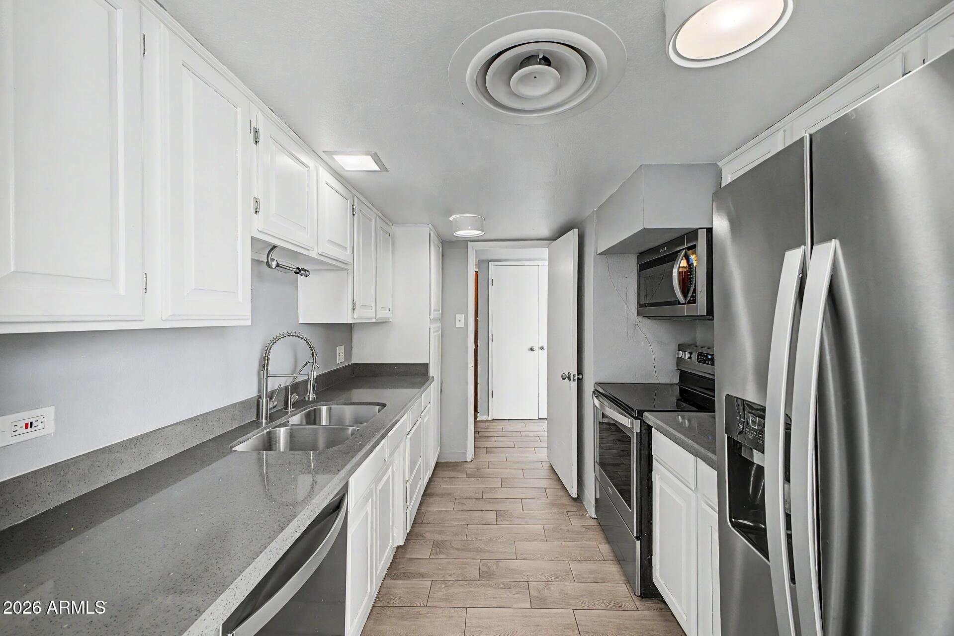 207 W CLARENDON Avenue B2