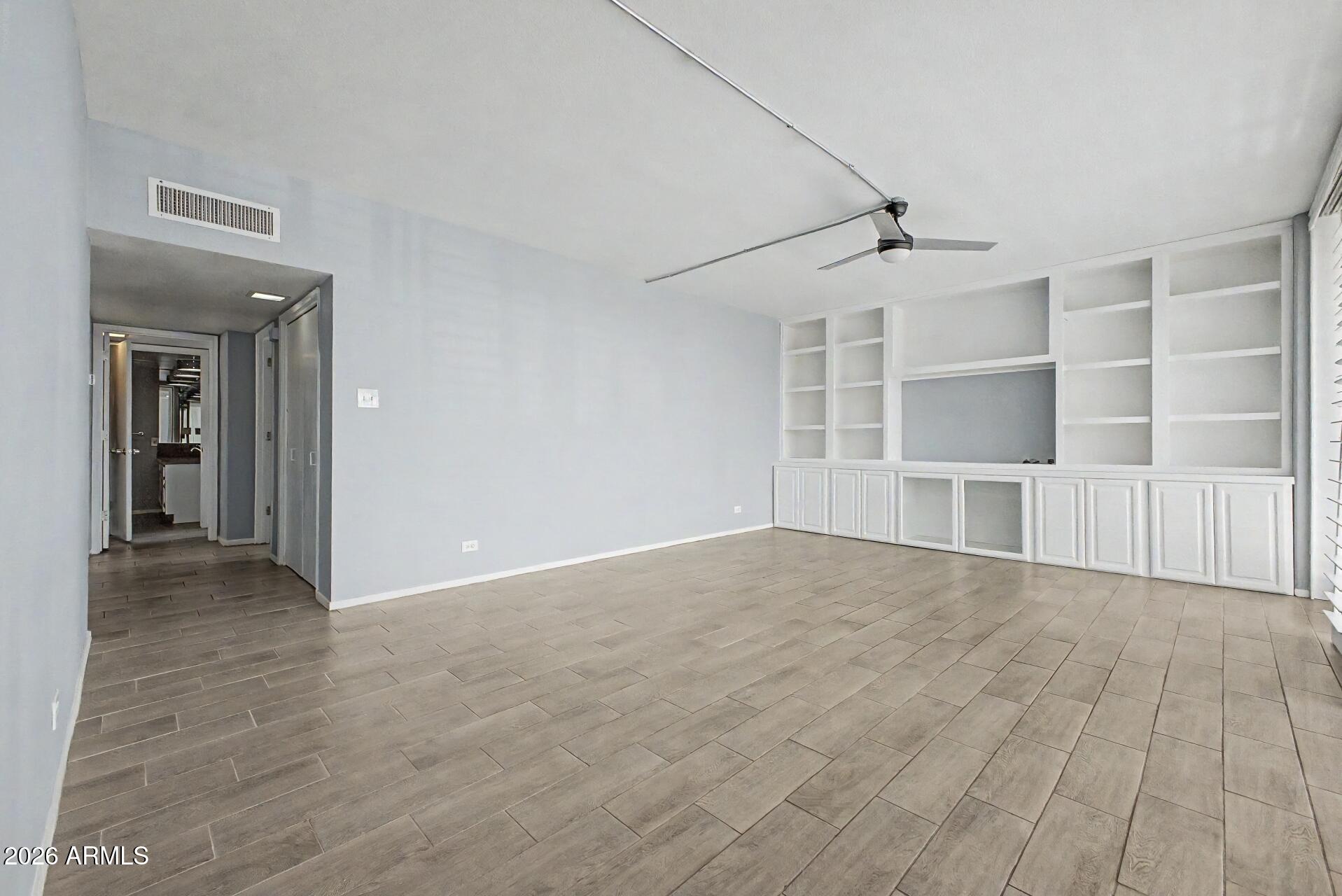 207 W CLARENDON Avenue B2
